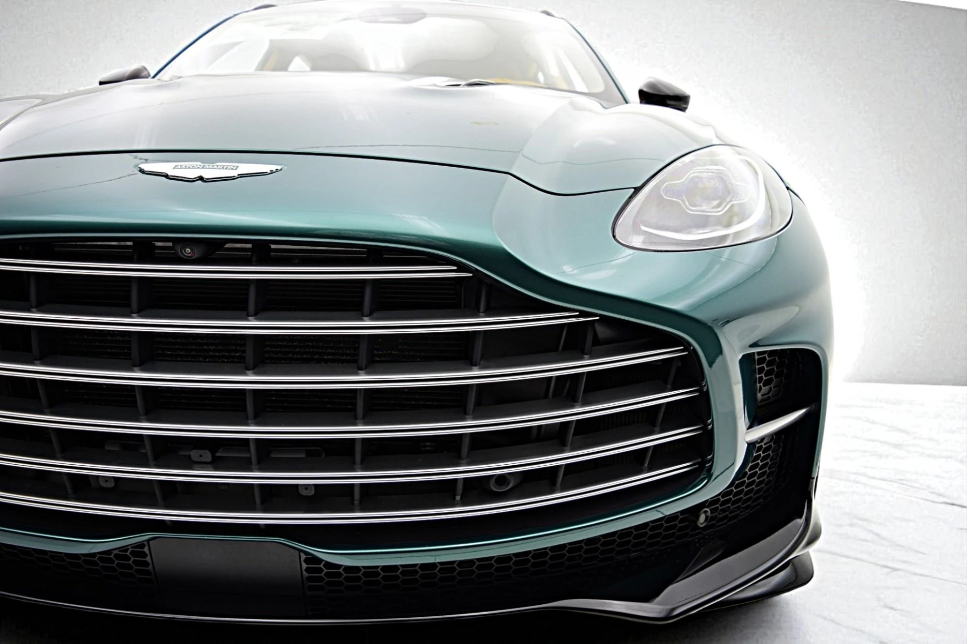 mph013_152234749_New_2025_Aston_Martin_DBX_707_ee2ee3db00
