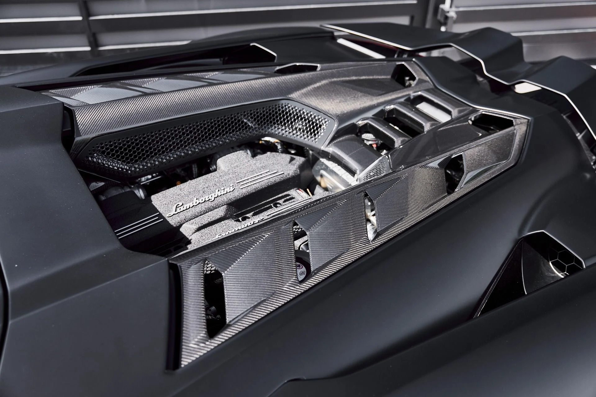 mph013_1524028430_Used_2025_Lamborghini_Revuelto_Base_1774300518_c83dfac0e1