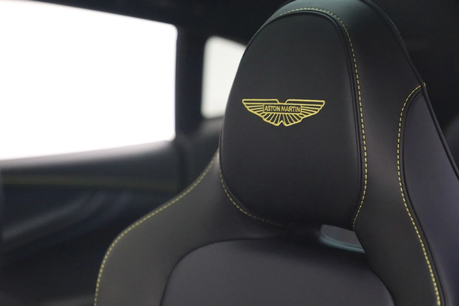 mph013_1535875223_New_2025_Aston_Martin_DBX_707_707_d52d031264