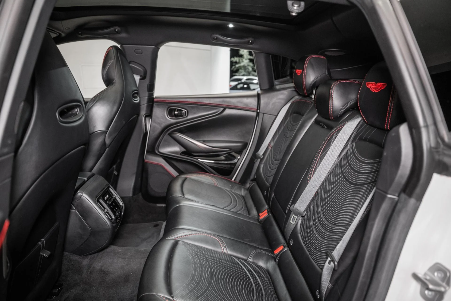 mph013_1536914262_Used_2023_Aston_Martin_DBX_1759420247_4111730a81