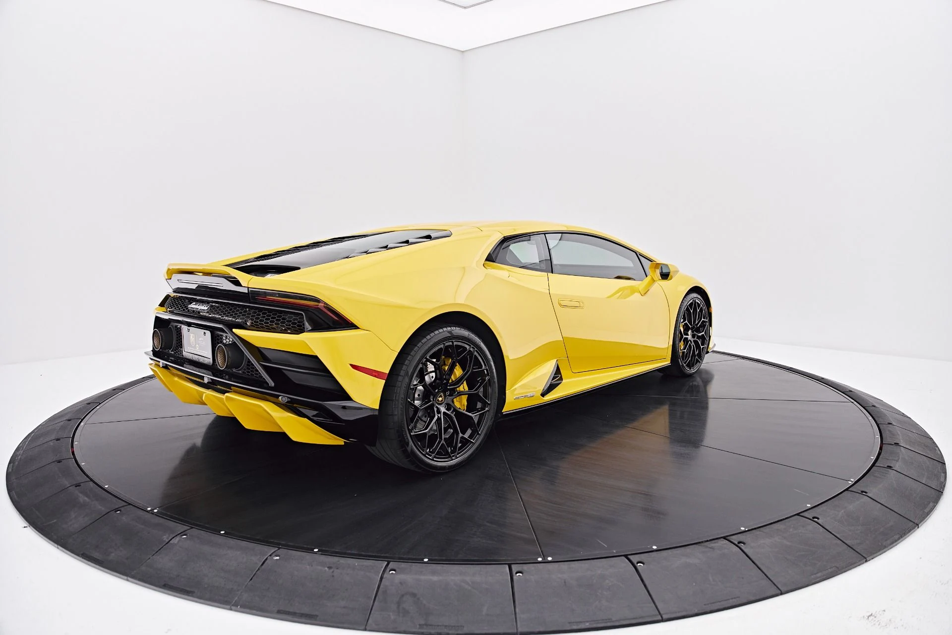 mph013_1538618753_Used_2022_Lamborghini_Huracan_EVO_Base_1787357796_656feed0a1