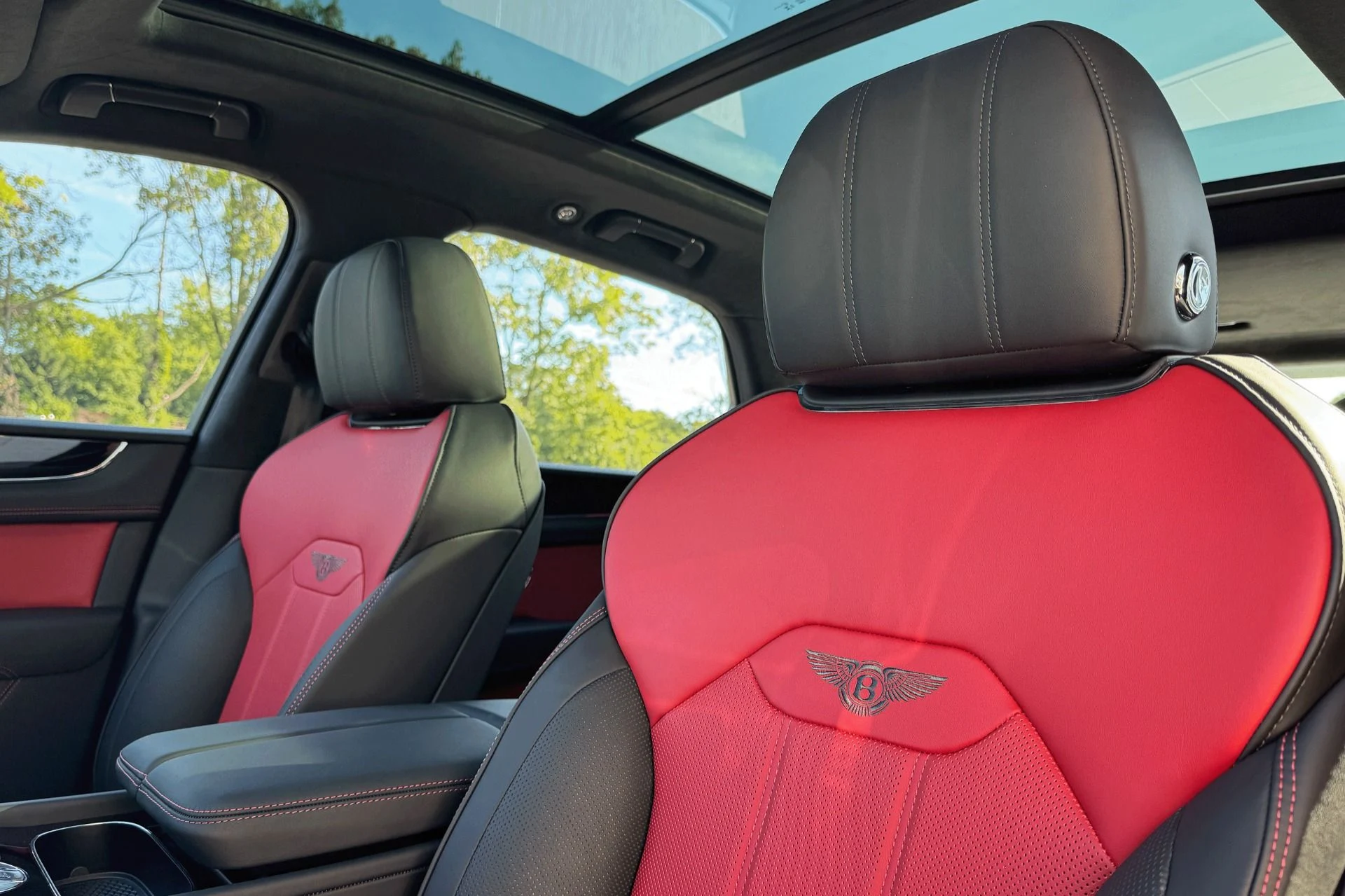 mph013_1548308474_Used_2025_Bentley_Bentayga_V8_1758544256_853ba03337