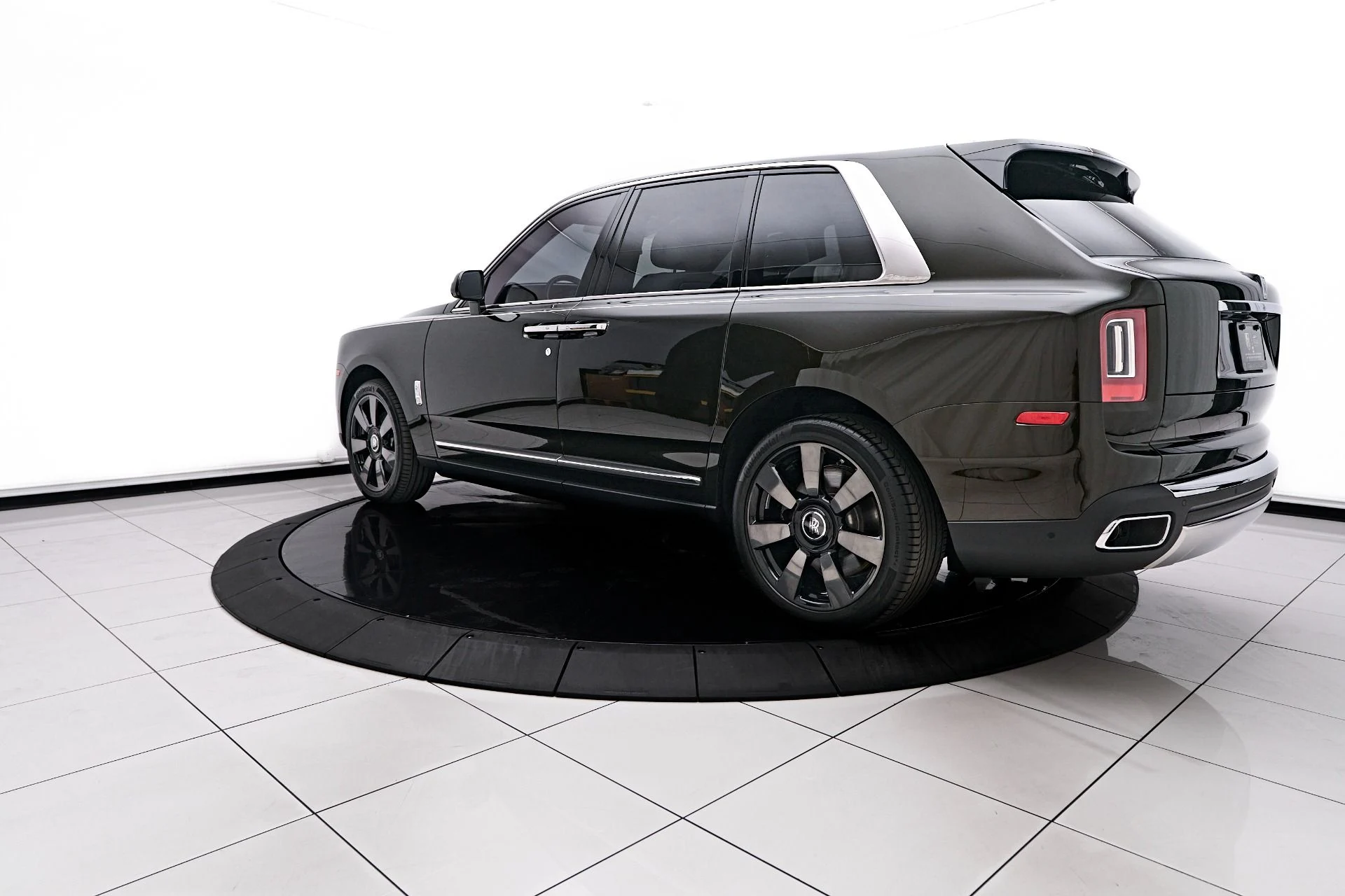 mph013_1554496141_Used_2023_Rolls_Royce_Cullinan_Base_1759189421_93bd629585