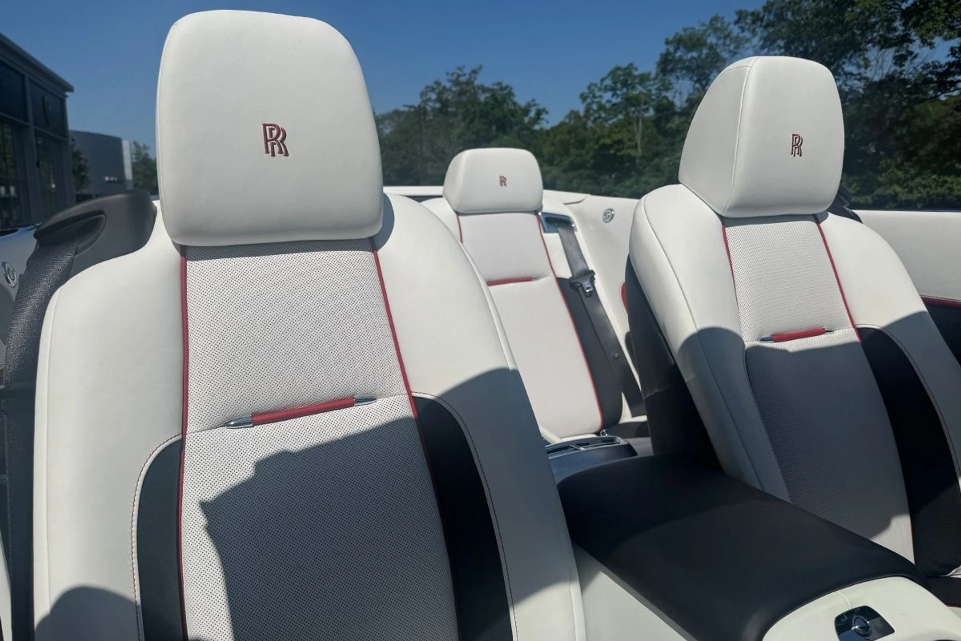 mph013_1558712371_Used_2019_Rolls_Royce_Dawn_1750938098_2de3e5356c
