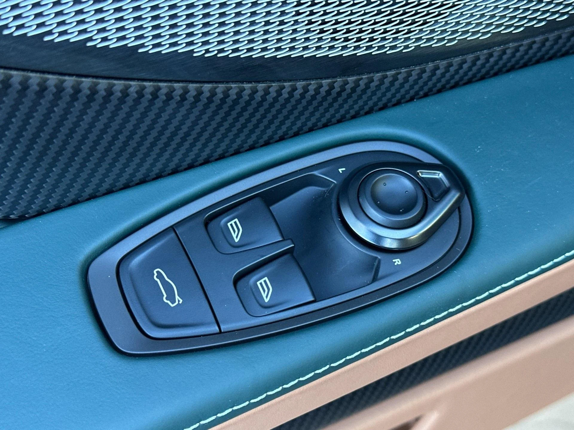 mph013_1598769885_New_2025_Aston_Martin_Vanquish_V12_1758724513_1d2380af02