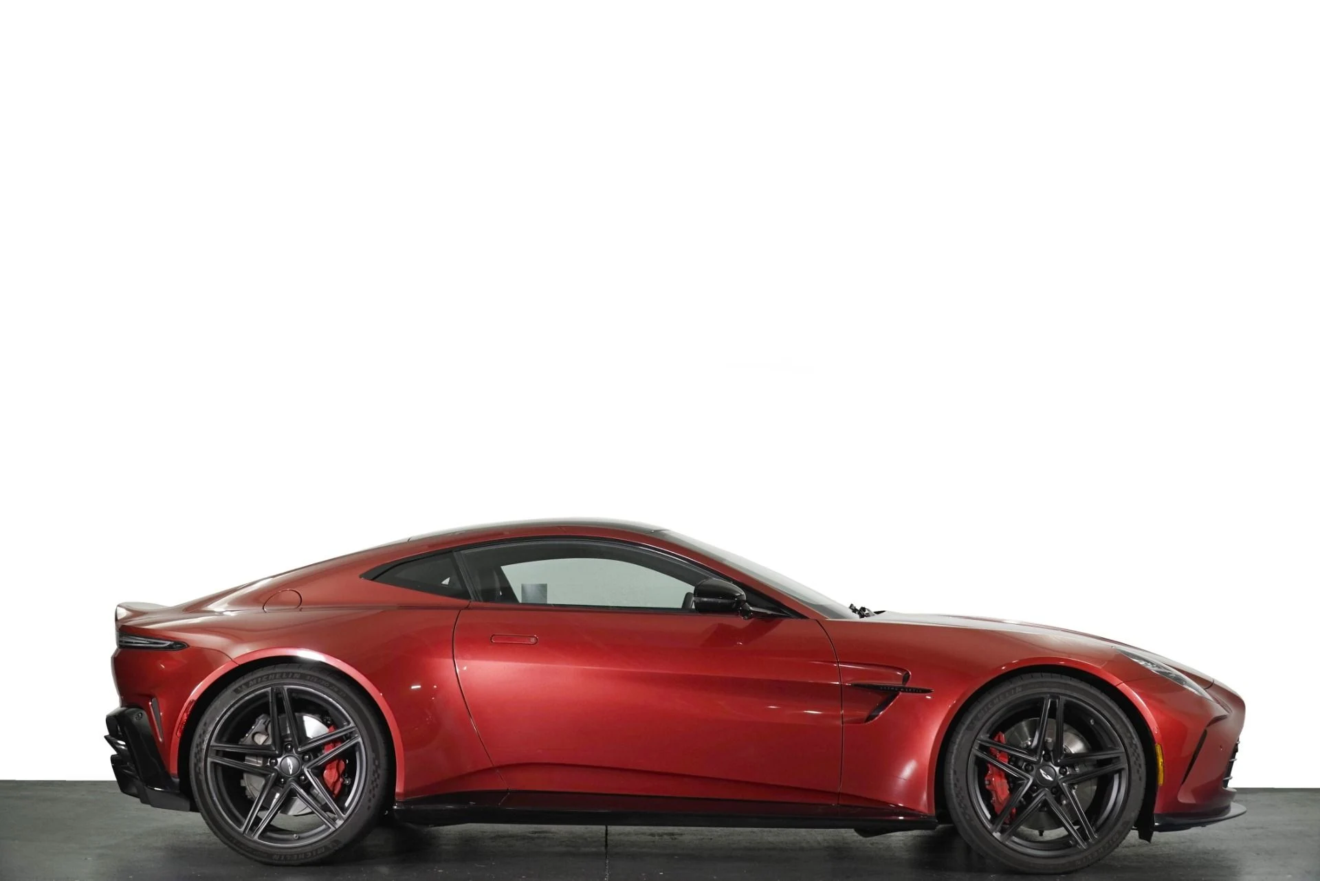 mph013_1667420691_Used_2025_Aston_Martin_Vantage_Base_1787242428_cc3cb087cf