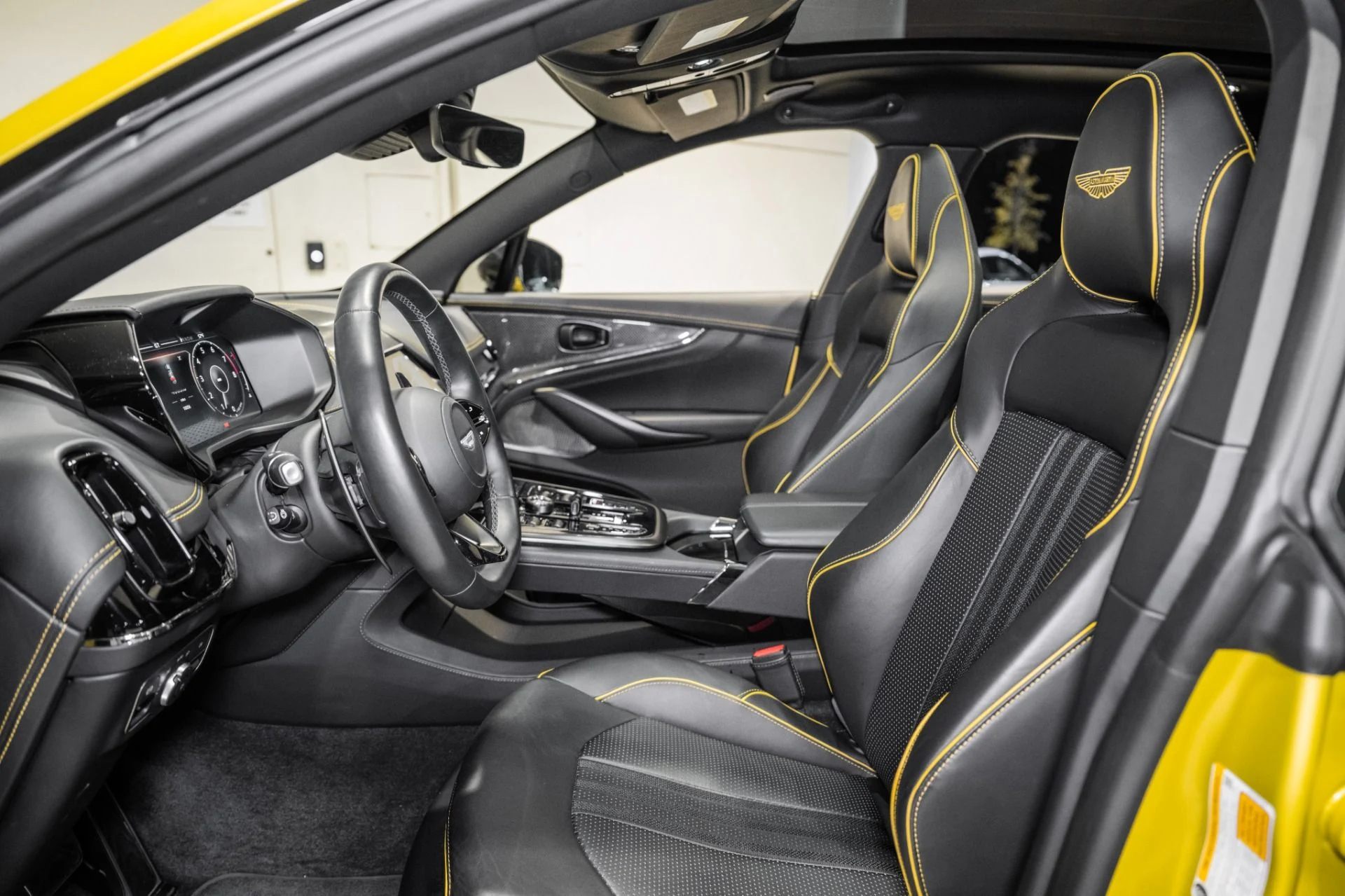 mph013_1670863608_Used_2025_Aston_Martin_DBX_707_1768581012_86f83d4eb2