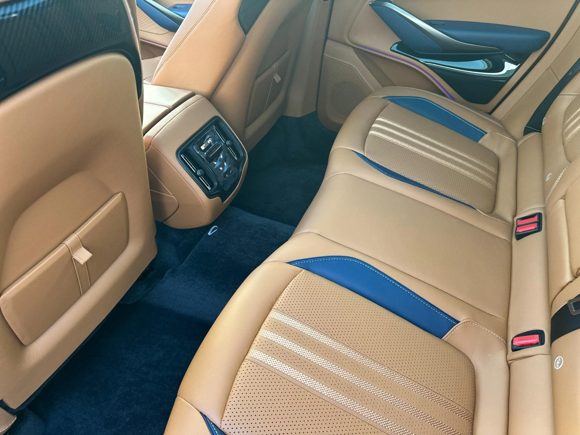 mph013_1676111937_New_2025_Aston_Martin_DBX_707_1761314799_83d14dd21b