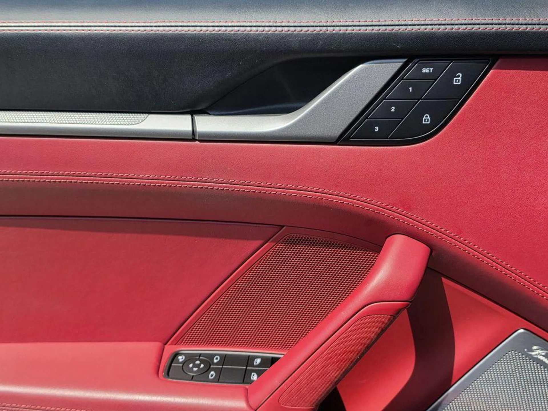 mph013_168135652_SL_Zvux_Wa_Hc_IF_Grn1x932_K_Upq_SI_6133fdffac