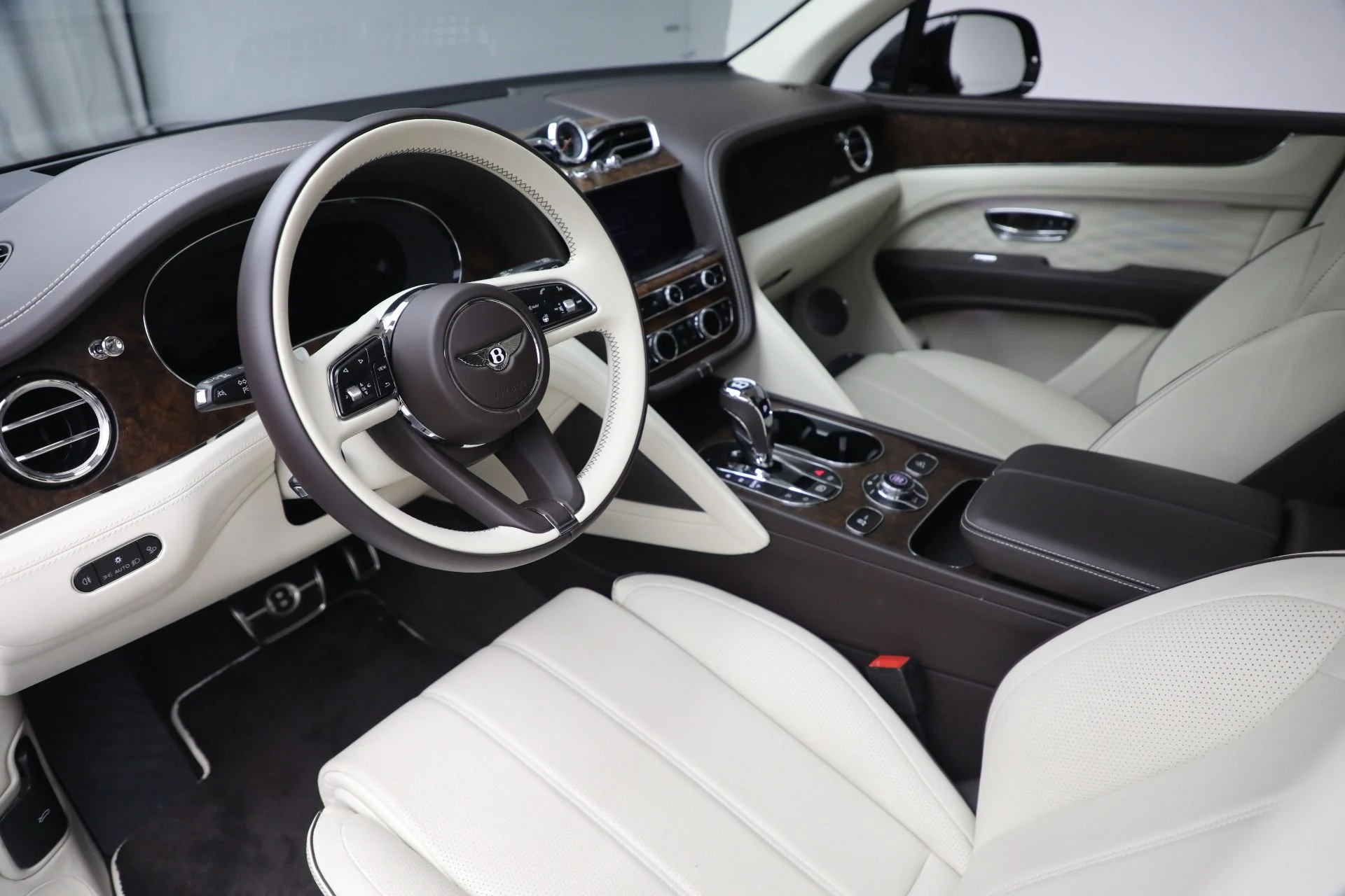 mph013_1746223477_Used_2024_Bentley_Bentayga_EWB_Azure_V8_ec37d4af3e