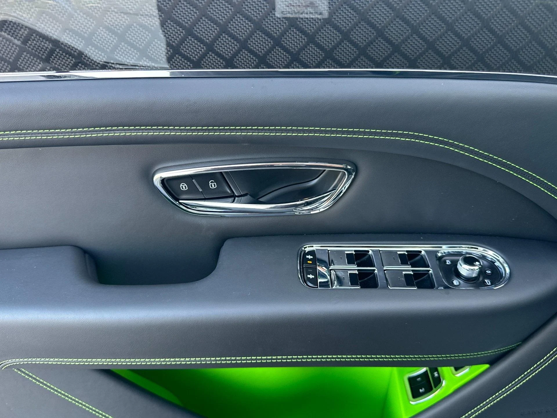 mph013_1752475839_New_2025_Bentley_Bentayga_V8_1760604163_c40b7ef2db