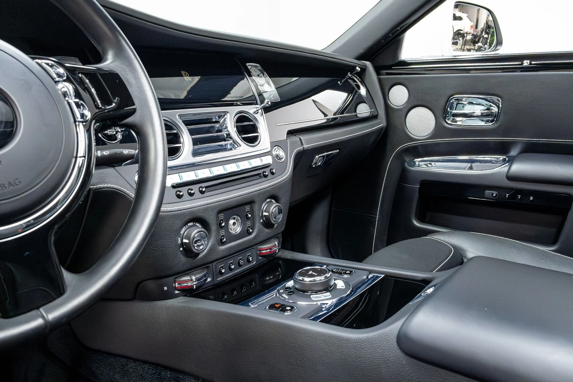 mph013_1811672164_Used_2016_Rolls_Royce_Ghost_1775019332_2e33e92987