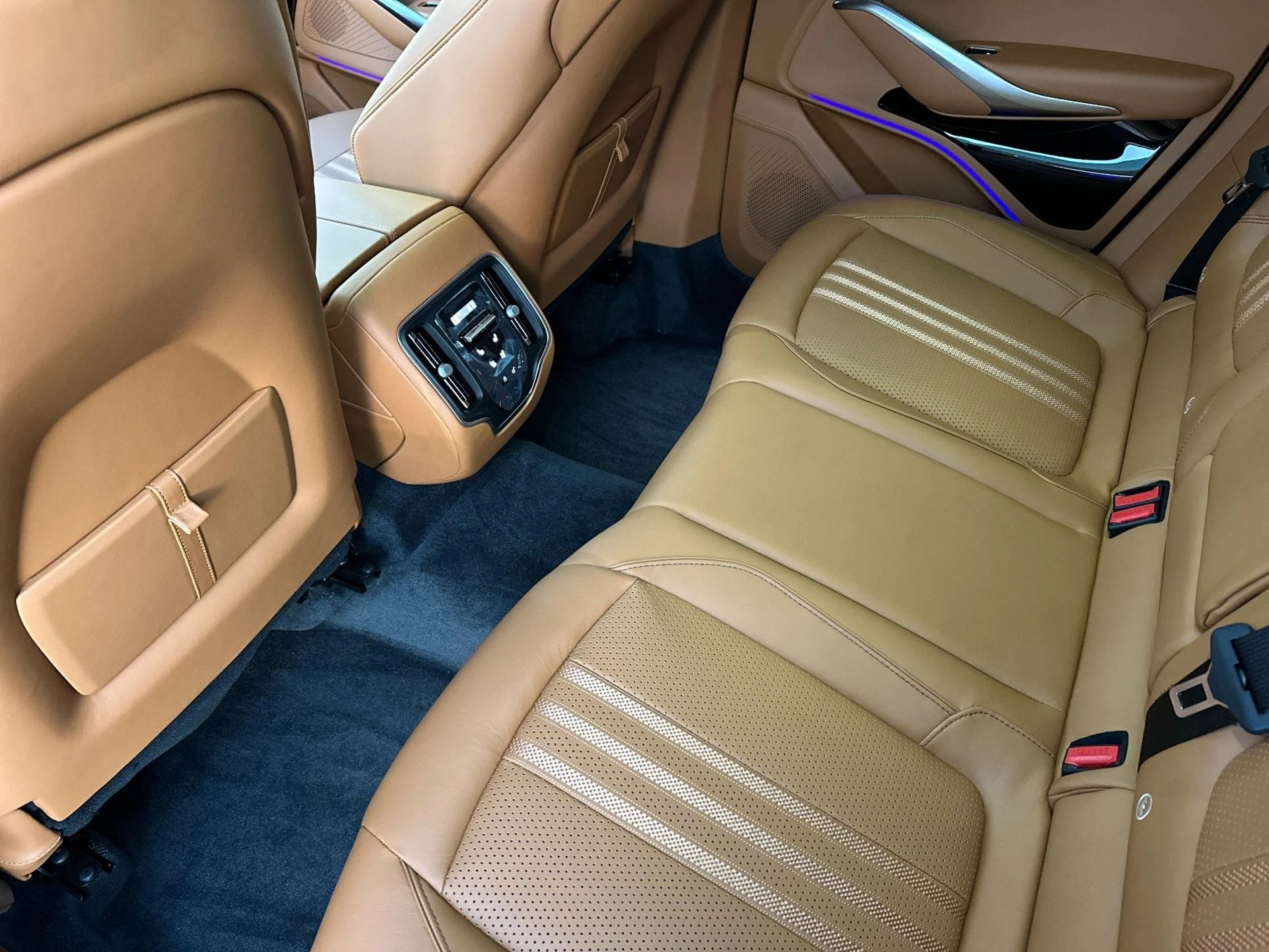 mph013_1814869910_New_2026_Aston_Martin_DBX_707_1764949832_43ead121b2