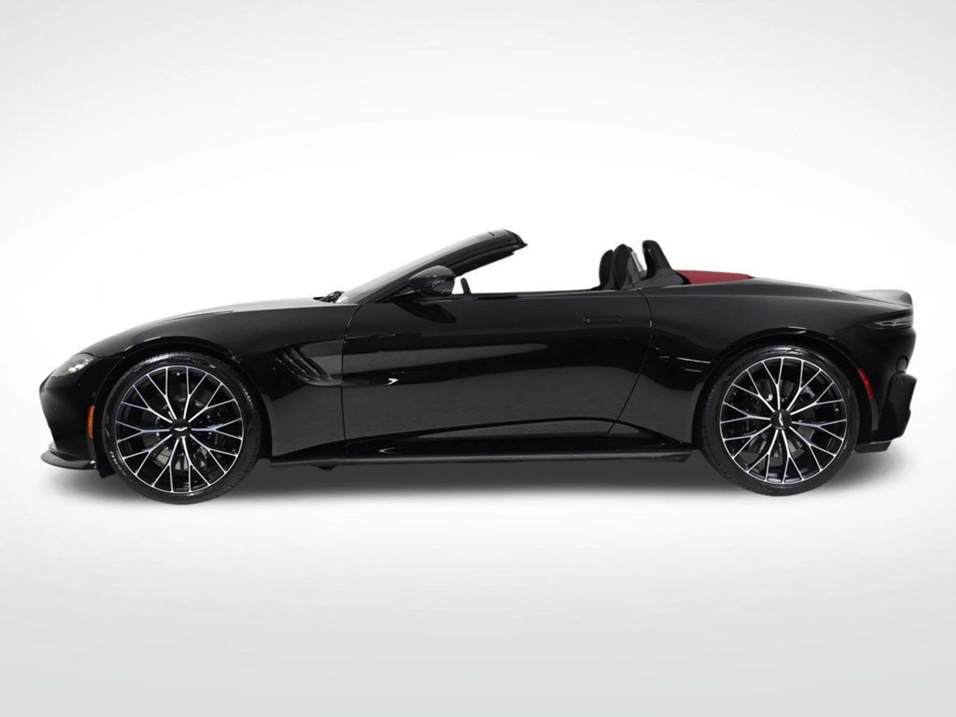mph013_1815767821_used_2023_aston_martin_vantage_roadster_11350_22920347_13_1024_c920395071