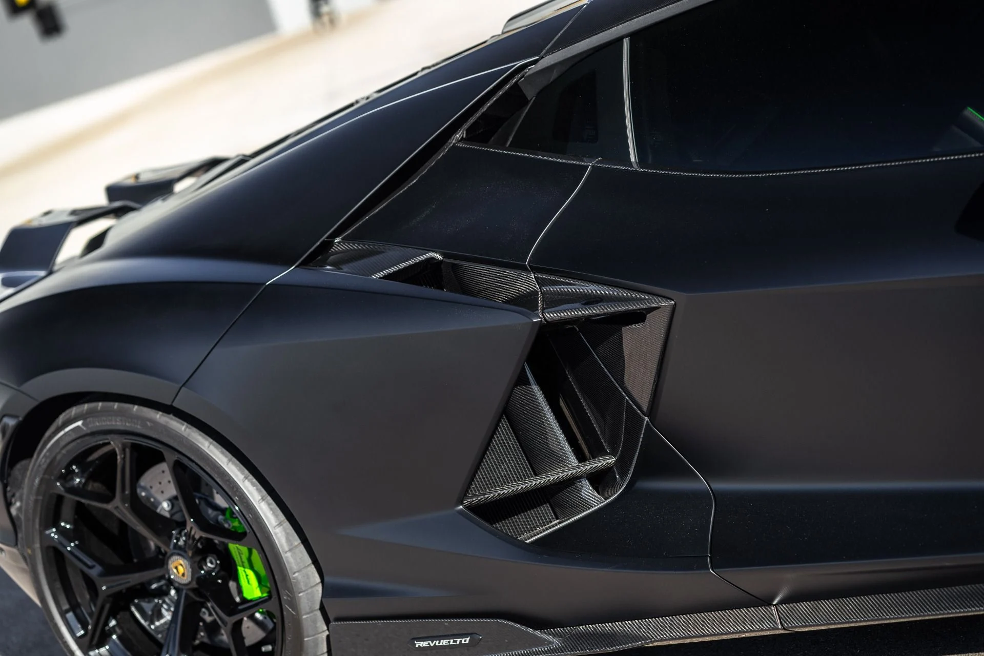 mph013_1816733396_Used_2025_Lamborghini_Revuelto_1791313059_fd794bc9df