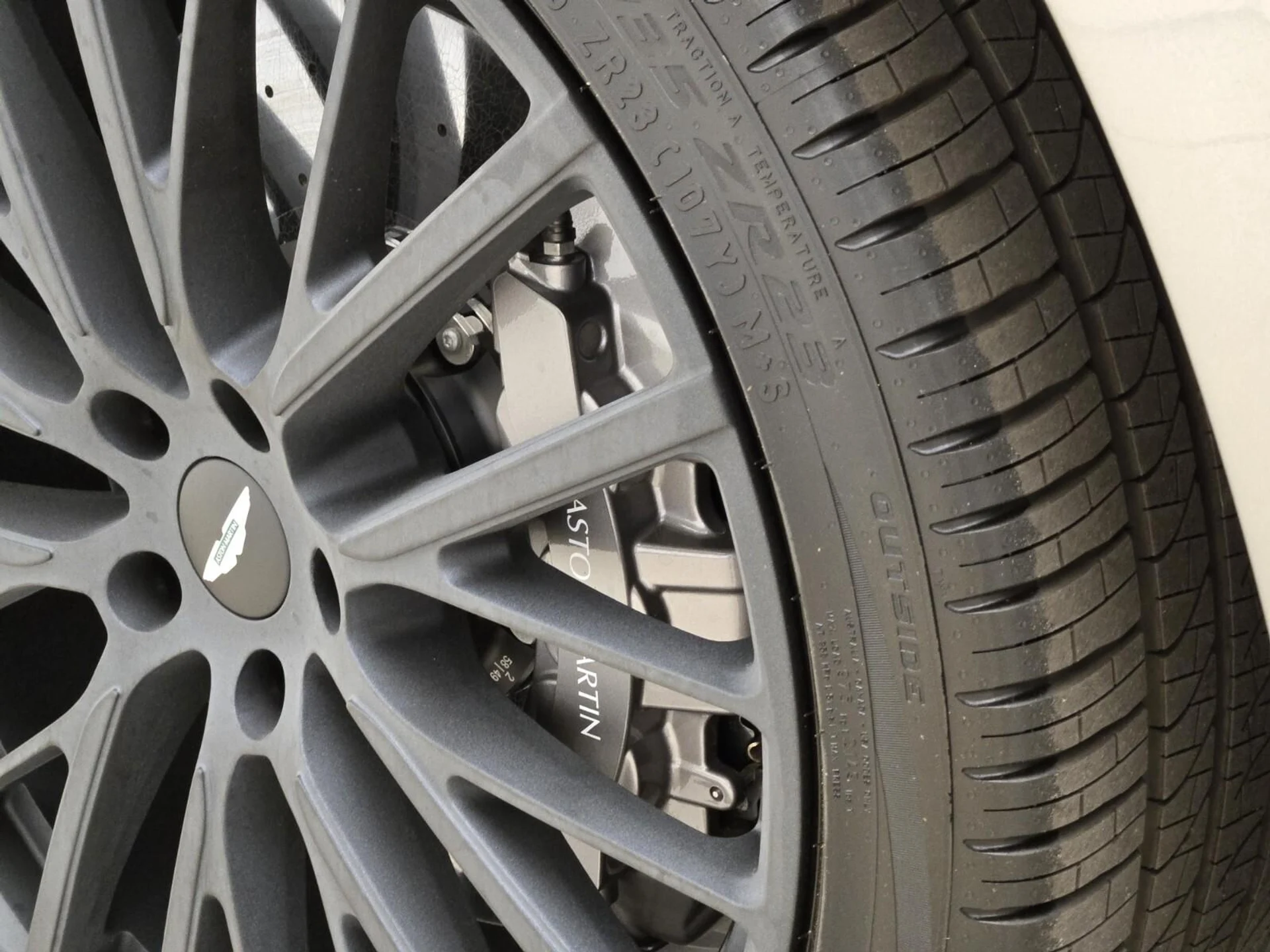 mph013_1821038379_New_2025_Aston_Martin_DBX_707_1753162755_ef38437103