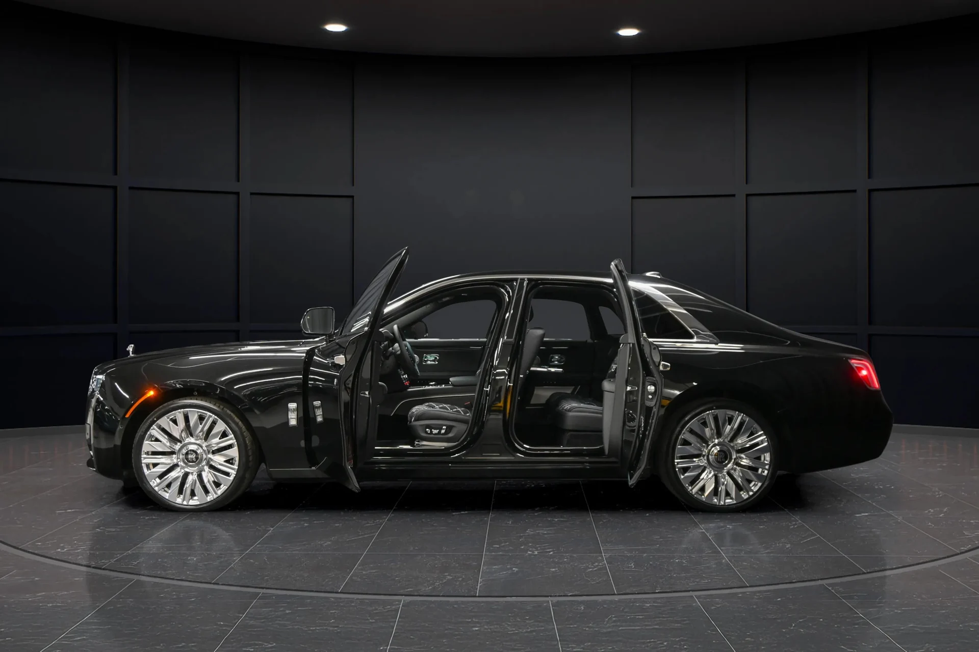 mph013_1823609491_30e4979f_3290_4c1d_a950_b8b69affa265_202520_Rolls_Royce20_Ghost20282501629_9_6d2c3c5cc6