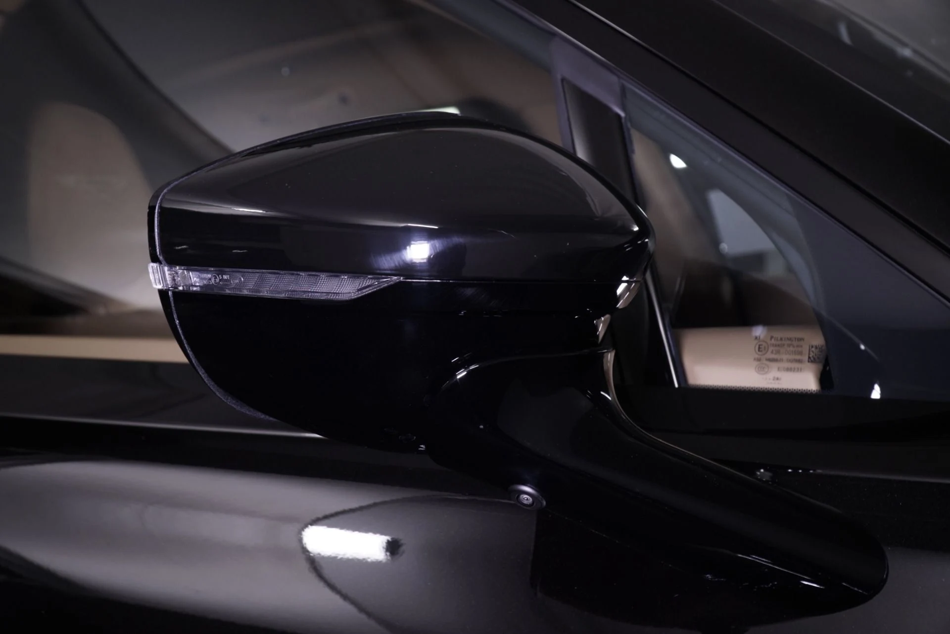 mph013_183458493_New_2026_Aston_Martin_DBX_707_1762322943_46e23b4e57