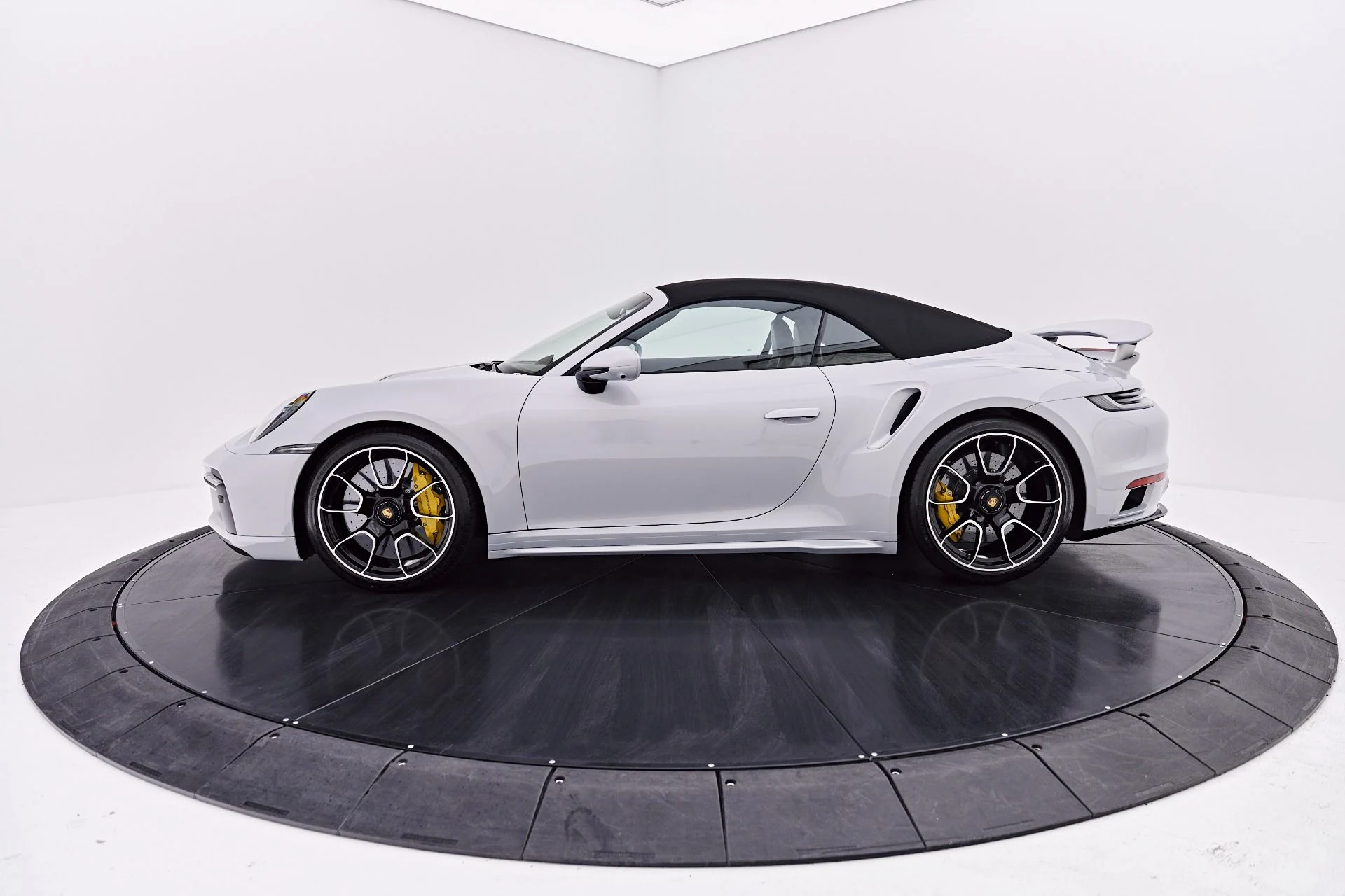 mph013_1860024375_Used_2025_Porsche_911_Turbo_S_1786497790_fad7cf3e1f