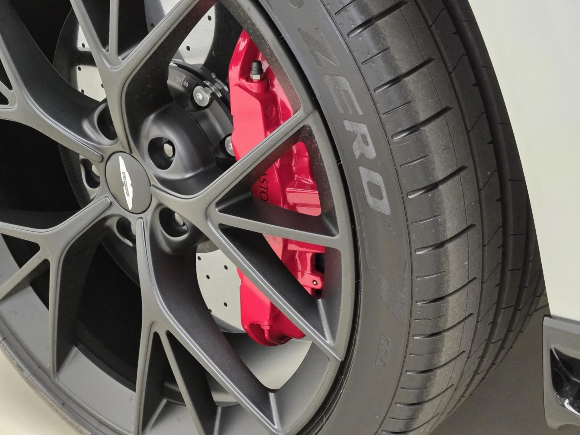 mph013_1869781511_Used_2025_Aston_Martin_DBX_707_1762583630_abb5b9264f