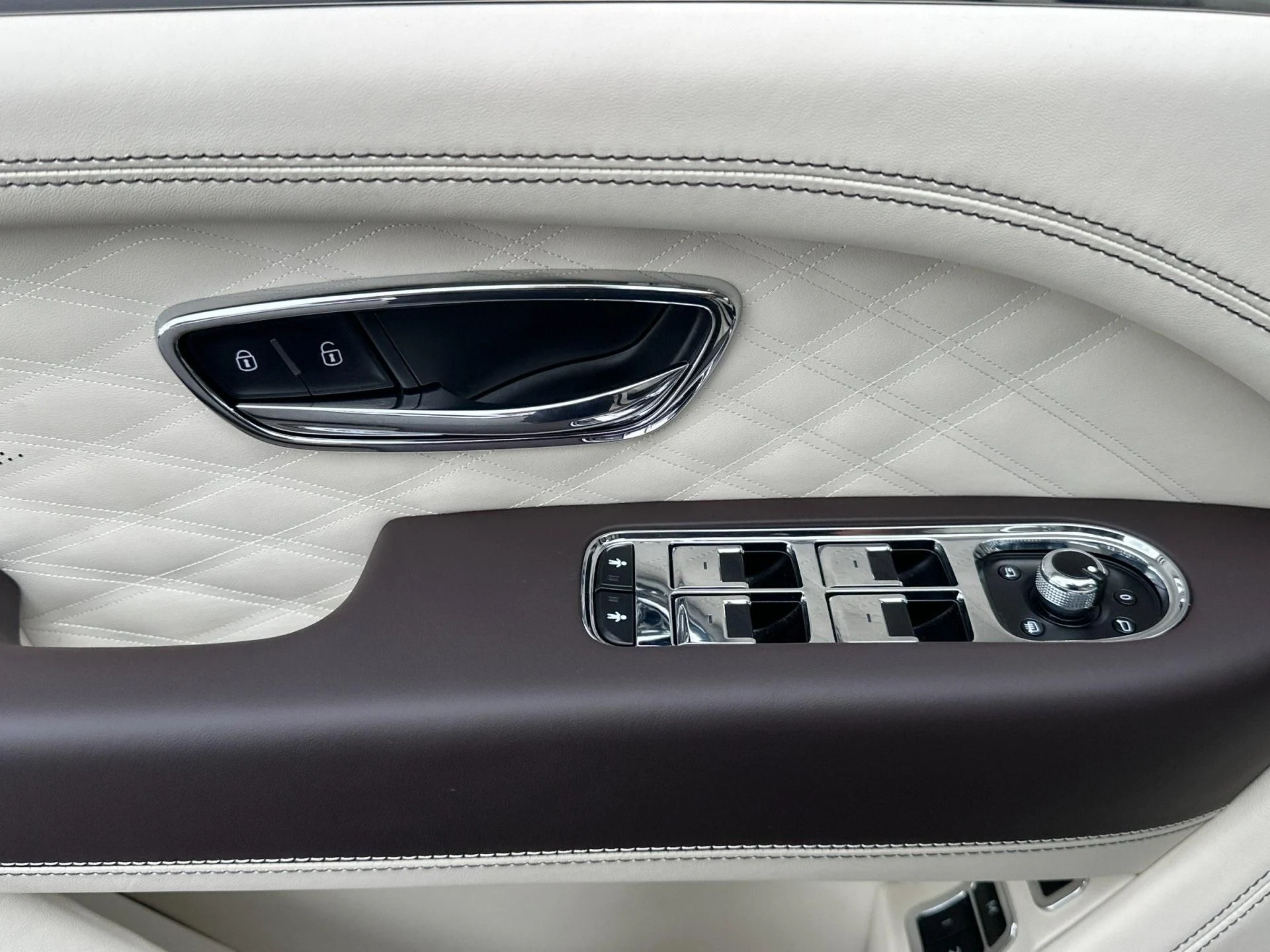 mph013_1879373693_Used_2025_Bentley_Bentayga_V8_1760604332_0b34711c0e