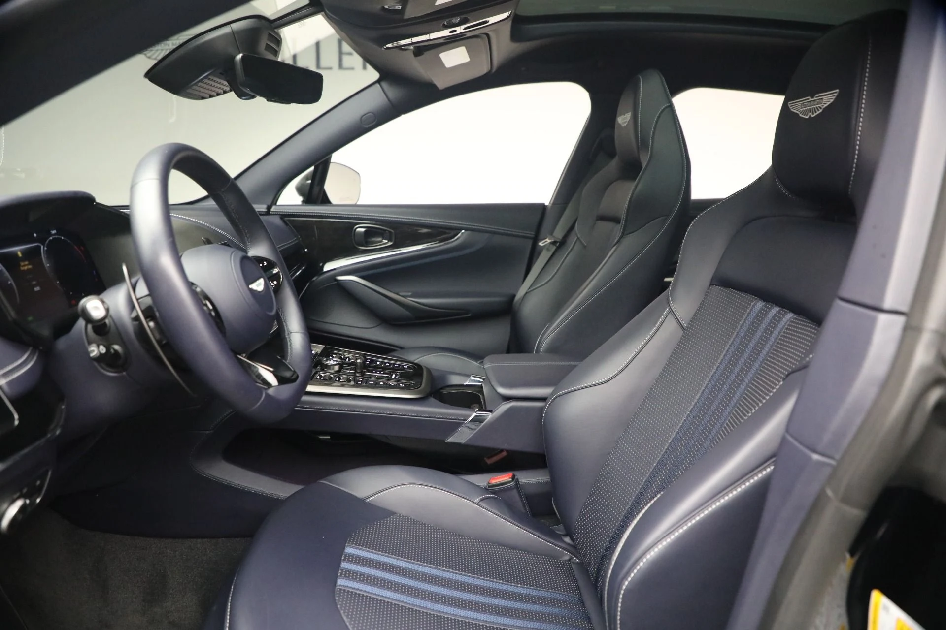 mph013_1884550813_Used_2025_Aston_Martin_DBX_707_1782252692_c58add373c
