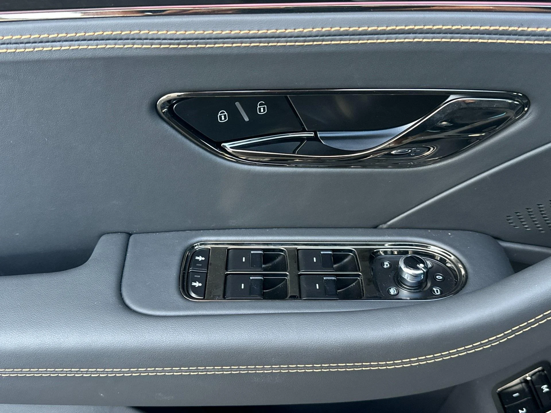 mph013_1907101223_New_2025_Bentley_Flying_Spur_Mulliner_1762940629_cb4e3a801f