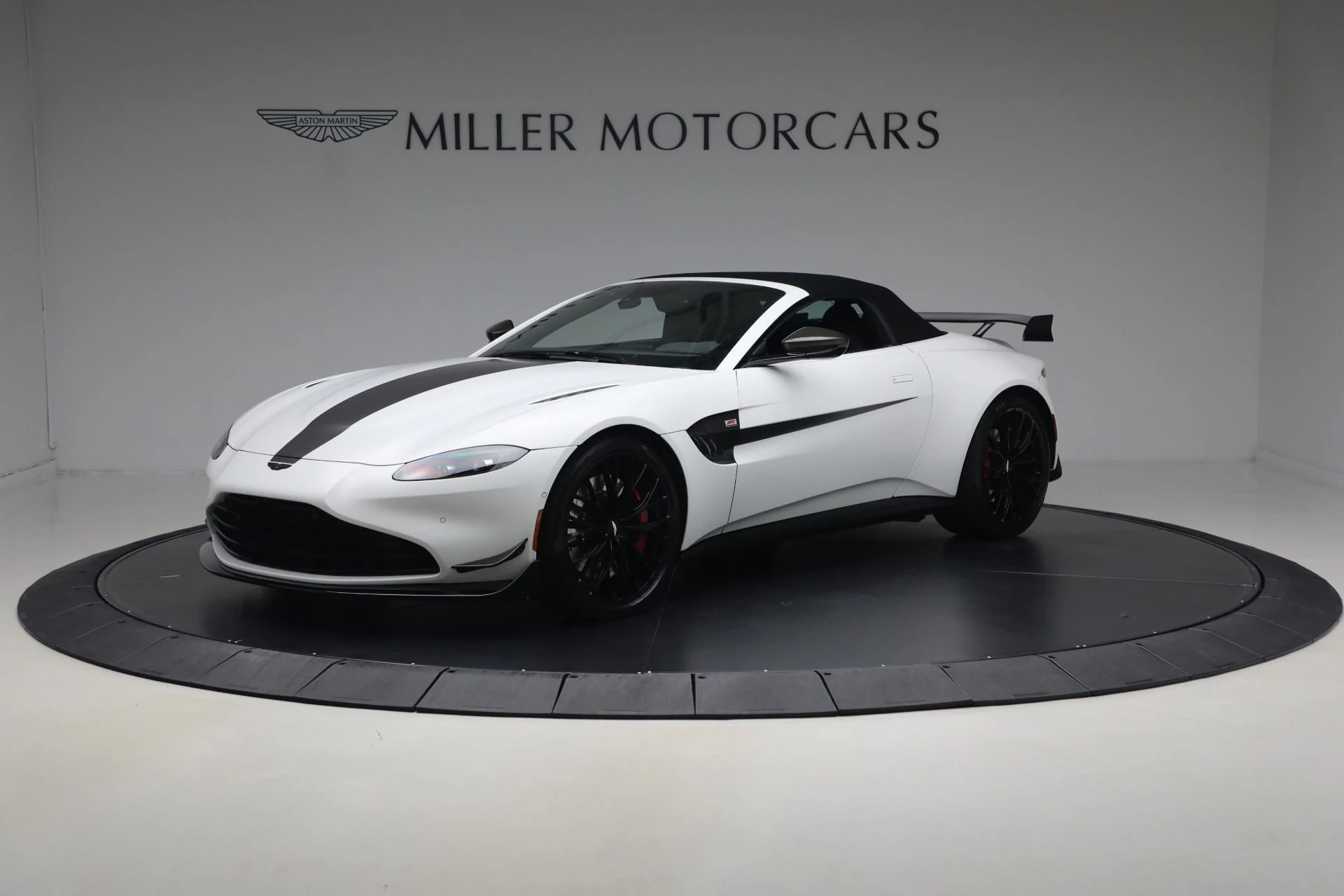 mph013_190938437_Used_2023_Aston_Martin_Vantage_F1_Edition_1784727117_e0cb51d026