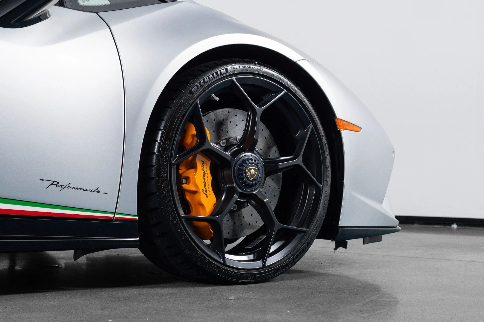 mph013_1911308479_Used_2018_Lamborghini_Huracan_Performante_Spyder_1781732323_17994b7d85