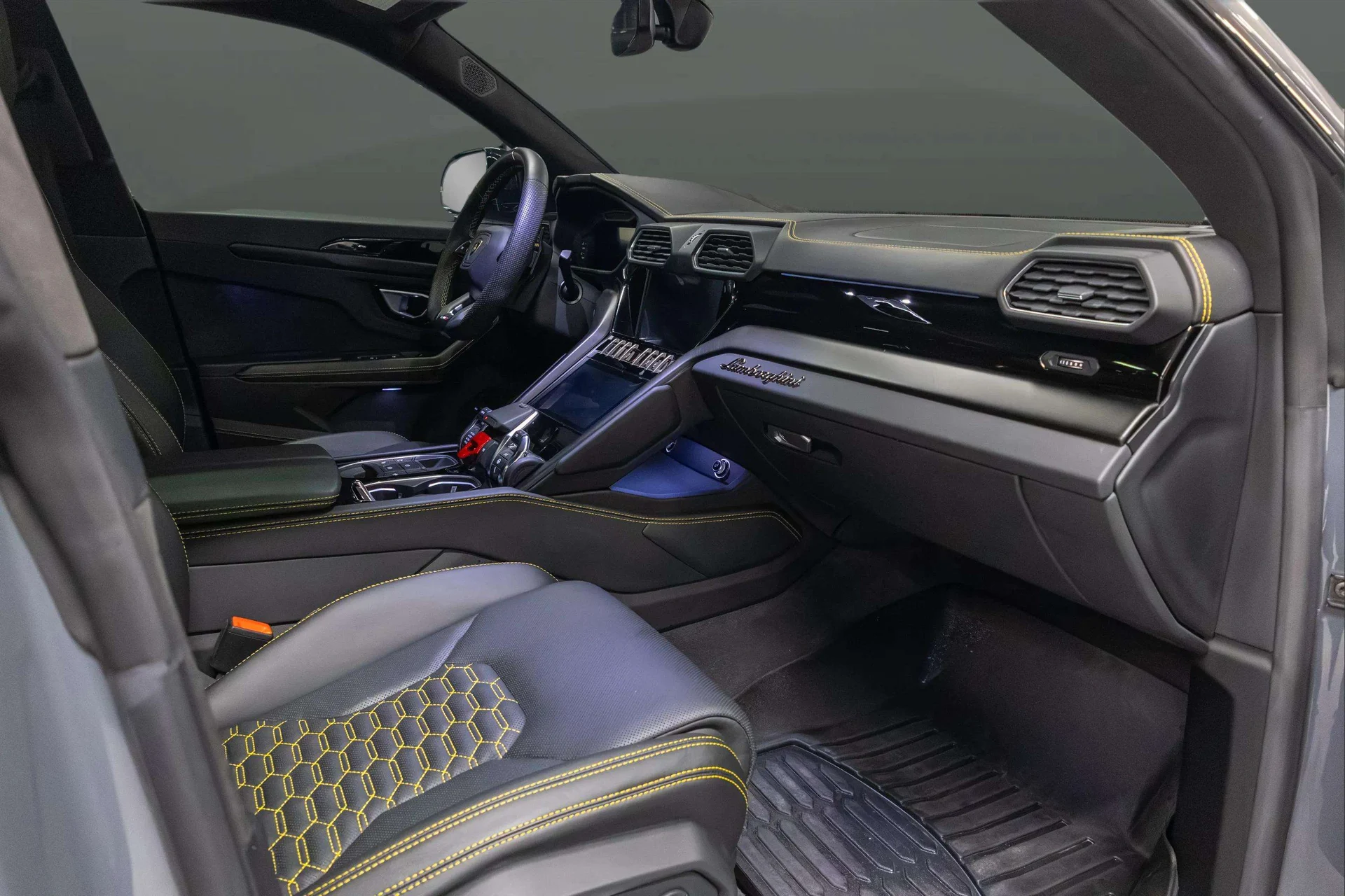 mph013_1916218823_aa12011b_4951_47d7_810c_fc32f59df014_202320_Lamborghini20_Urus20_S2028_ZPBCB_3_ZL_4_PLA_2366129_14_f296773ac1