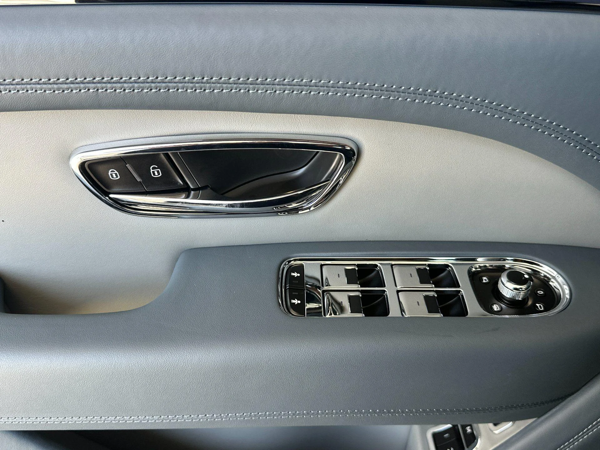 mph013_1949027402_New_2026_Bentley_Bentayga_EWB_1777641542_a79a4bce3a