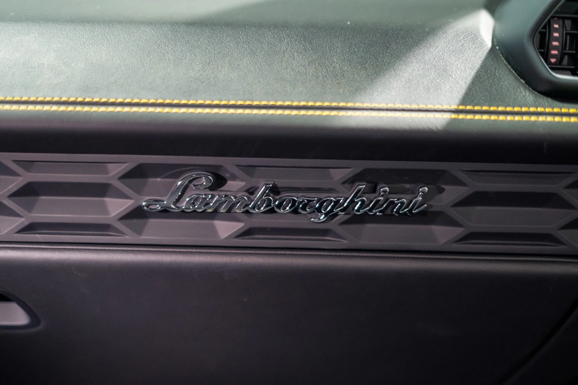 mph013_1981987936_Used_2015_Lamborghini_Huracan_LP_610_4_1783790288_424f784d4a