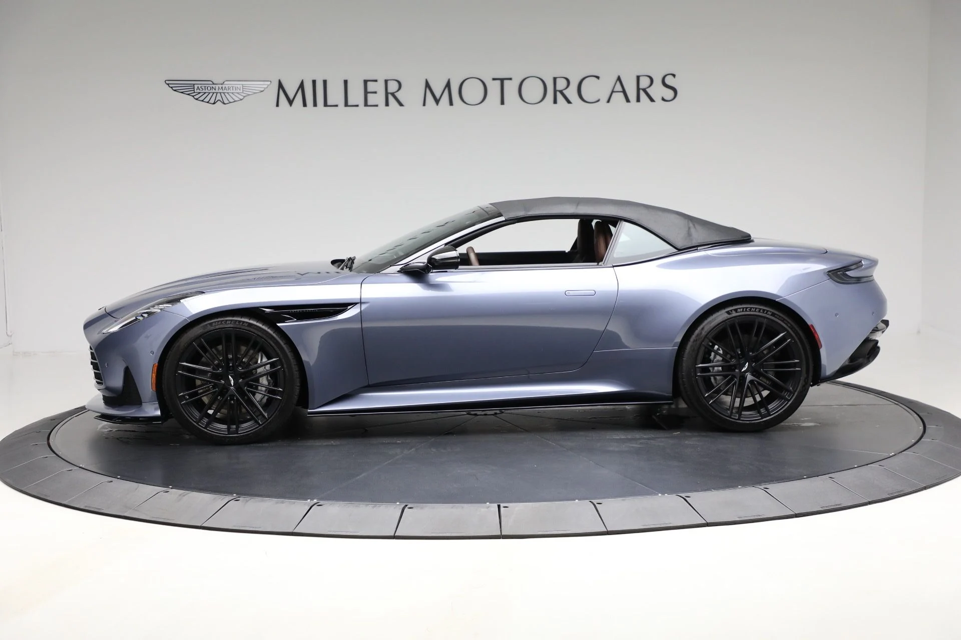 mph013_1993619356_Used_2024_Aston_Martin_DB_12_Volante_dff05748c4