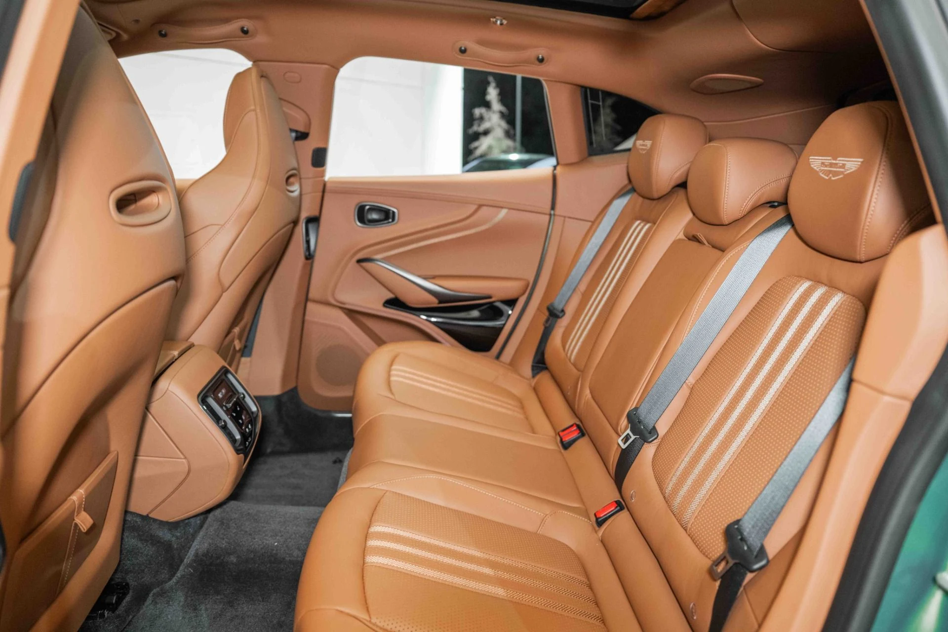 mph013_2063789767_Used_2025_Aston_Martin_DBX_707_1730812755_3de346f3d3