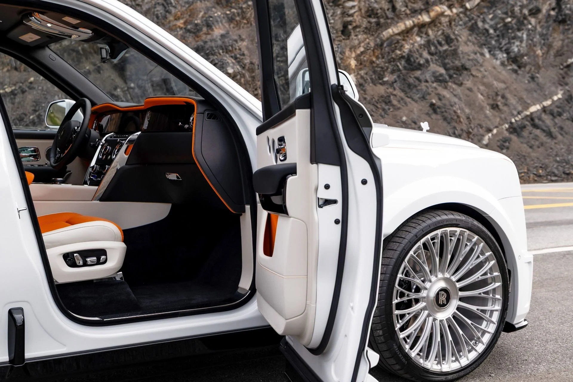 mph013_2085633131_Used_2026_Rolls_Royce_1766185572_4bc2206791