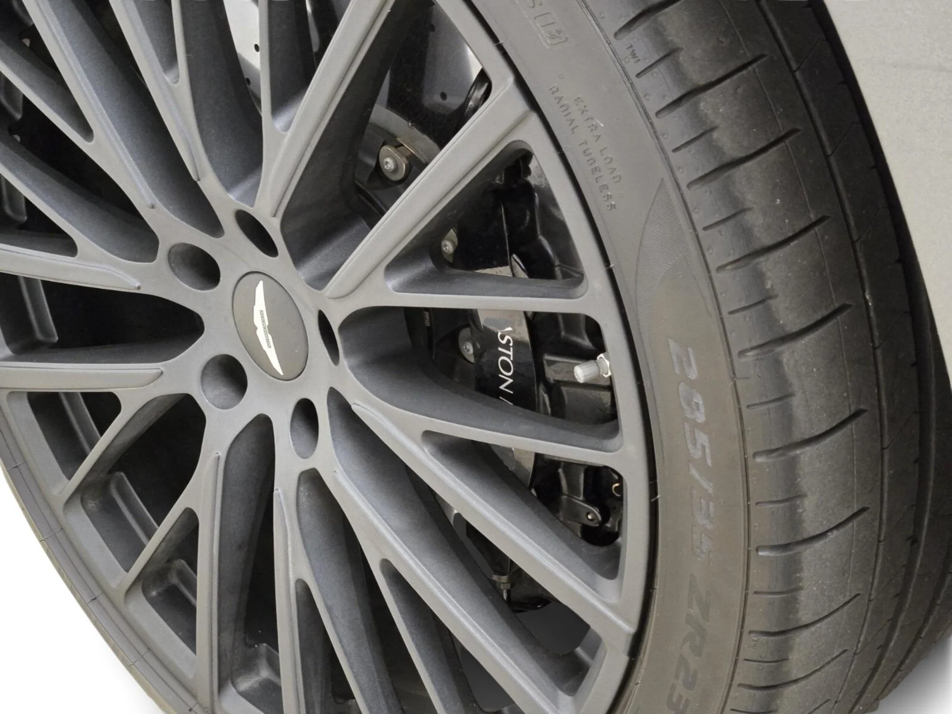mph013_2087880650_Used_2023_Aston_Martin_DBX_707_1758610626_362bb18a99