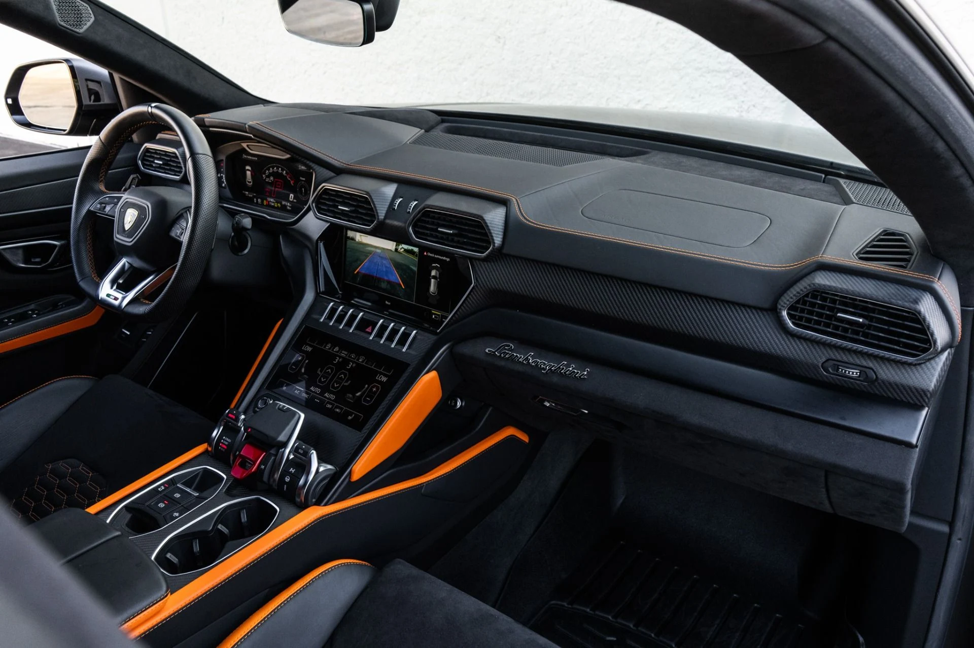 mph013_2110055390_Used_2022_Lamborghini_Urus_Graphite_Capsule_1755805759_5572fdbe2c