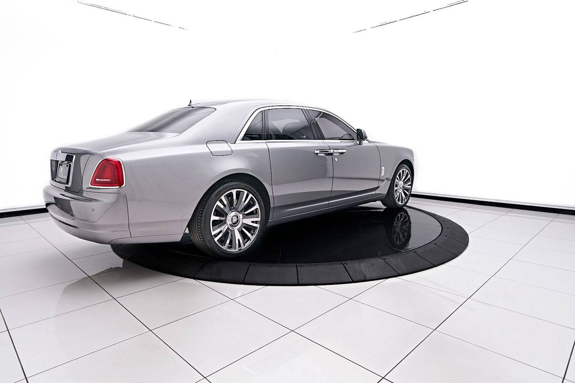 mph013_2121637732_Used_2019_Rolls_Royce_Ghost_Base_1744847276_ac12be0095