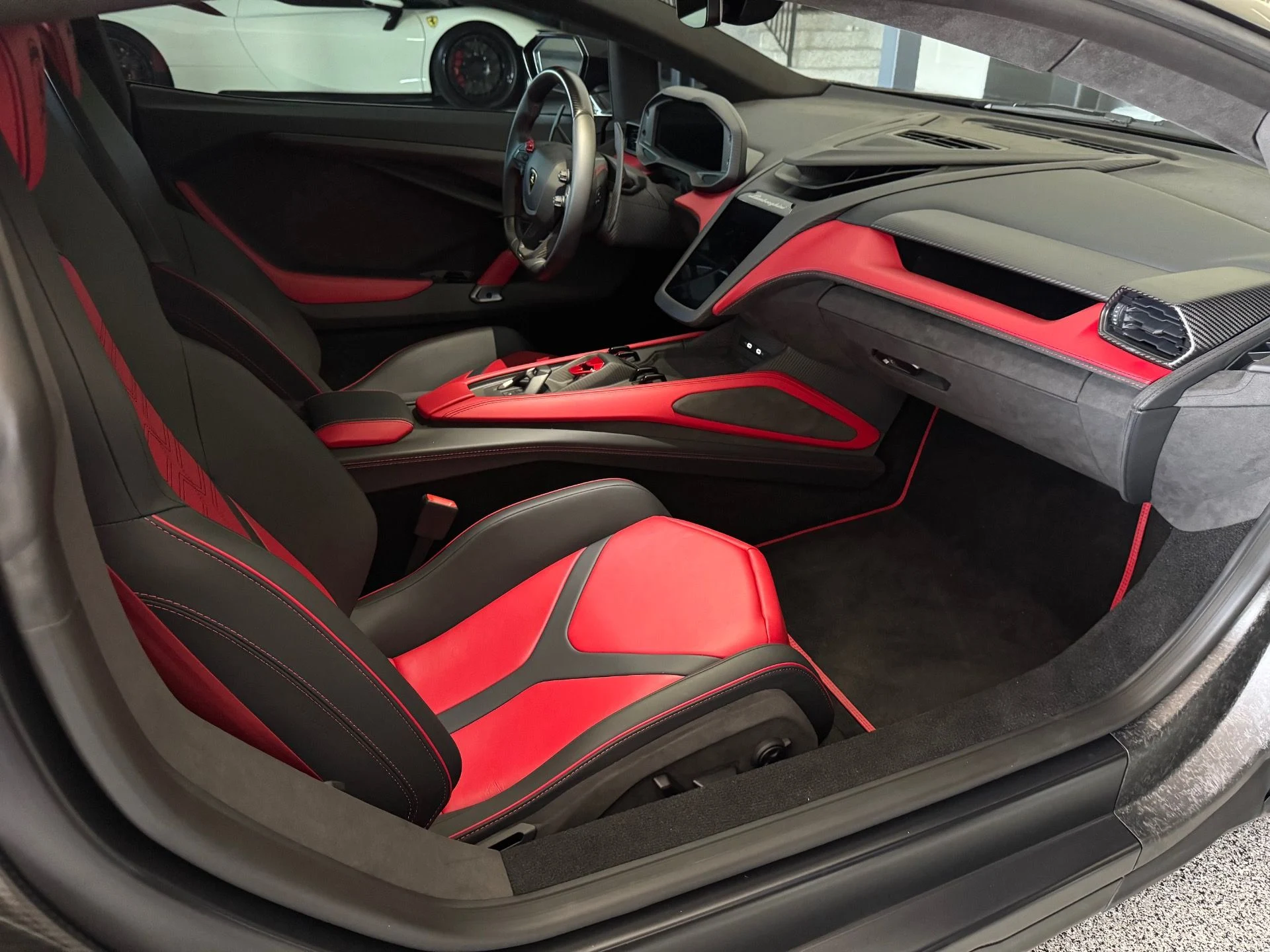 mph013_2130736142_Used_2024_Lamborghini_Revuelto_1760653412_7c57638ae4