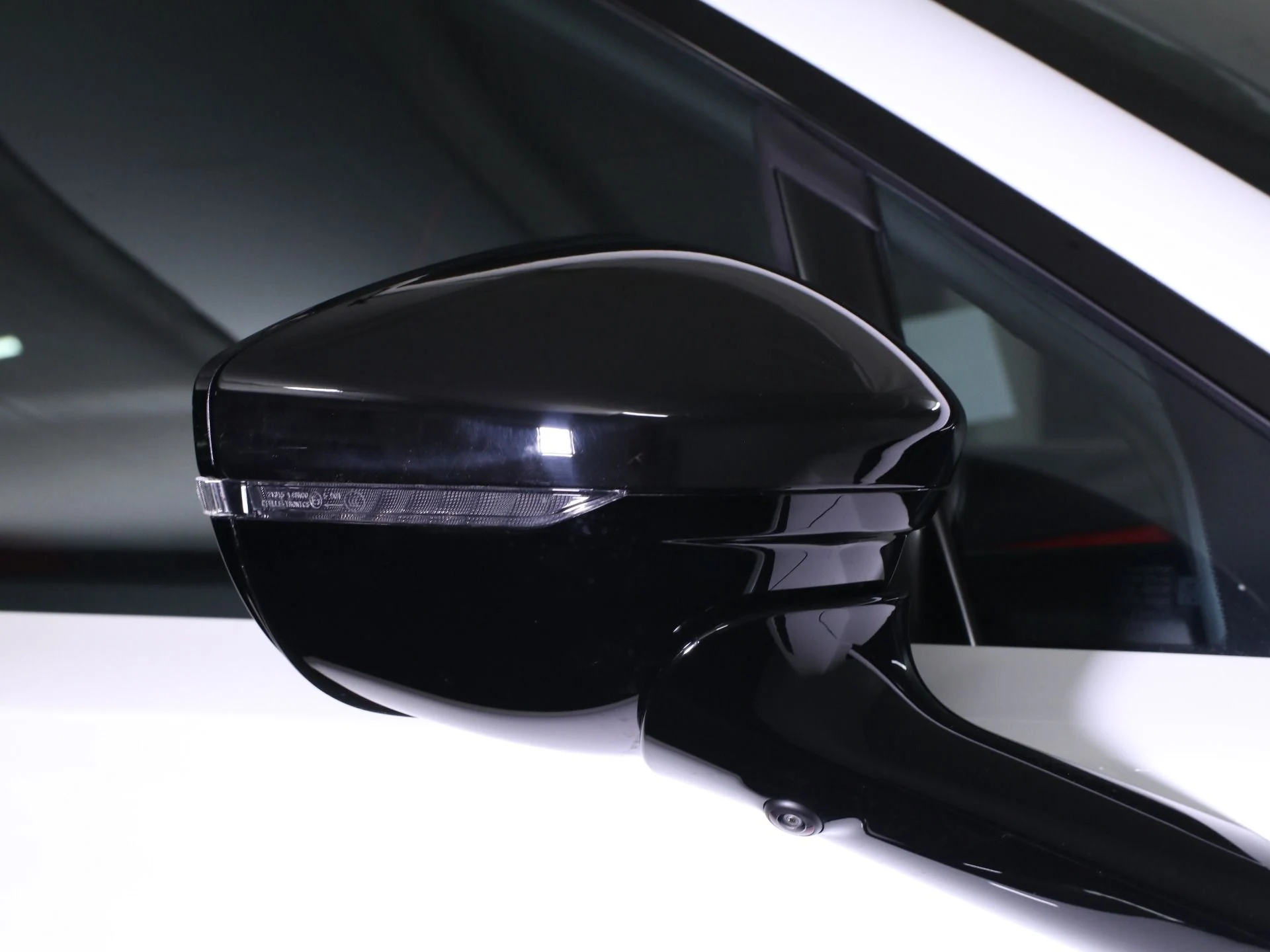 mph013_2153390736_New_2025_Aston_Martin_DBX_707_1758482627_e87bb109a0