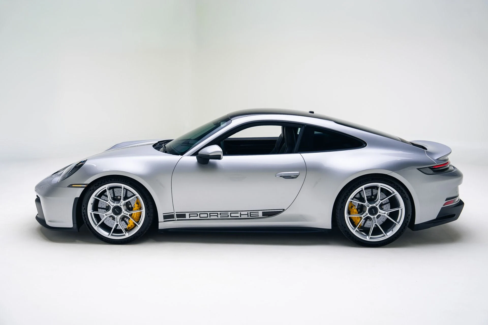 mph013_2162780290_Used_2022_Porsche_911_GT_3_1766184698_e5af955911