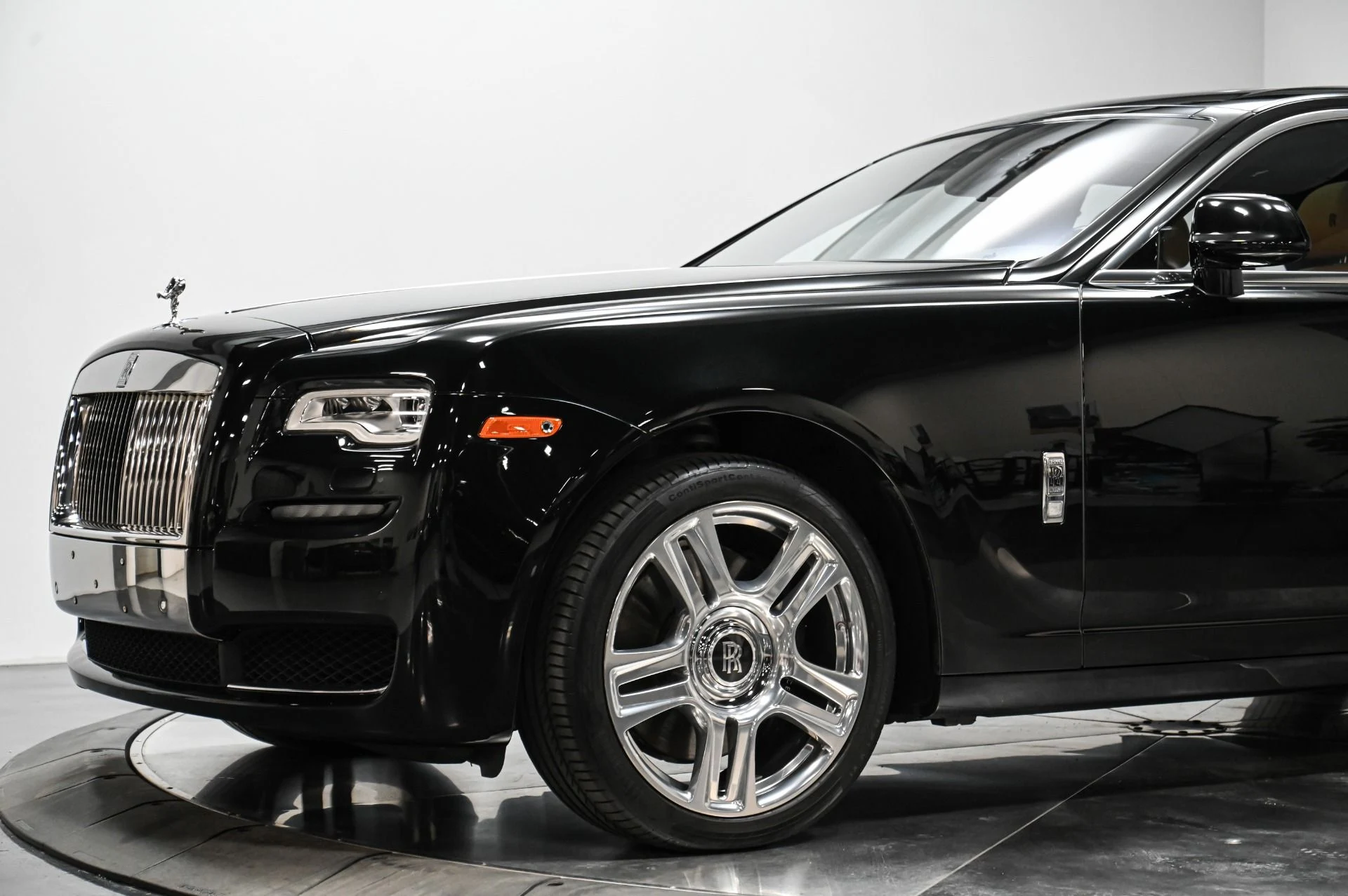 mph013_216456990_Used_2015_Rolls_Royce_Ghost_Base_1723921602_ae770444ed