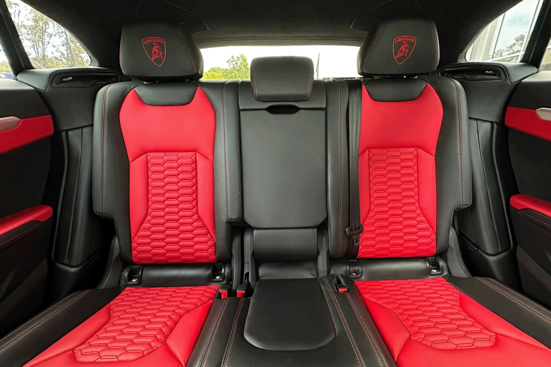 mph013_2180004479_Used_2019_Lamborghini_Urus_1760609107_0783749227