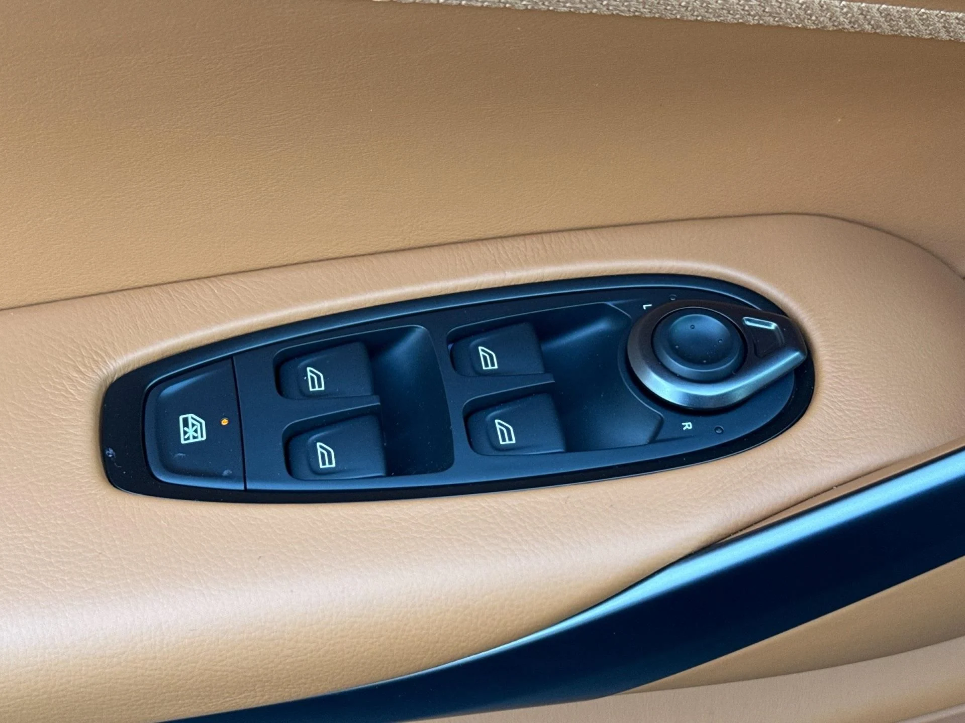 mph013_2230517285_New_2026_Aston_Martin_DBX_707_1768403578_0a54a33027