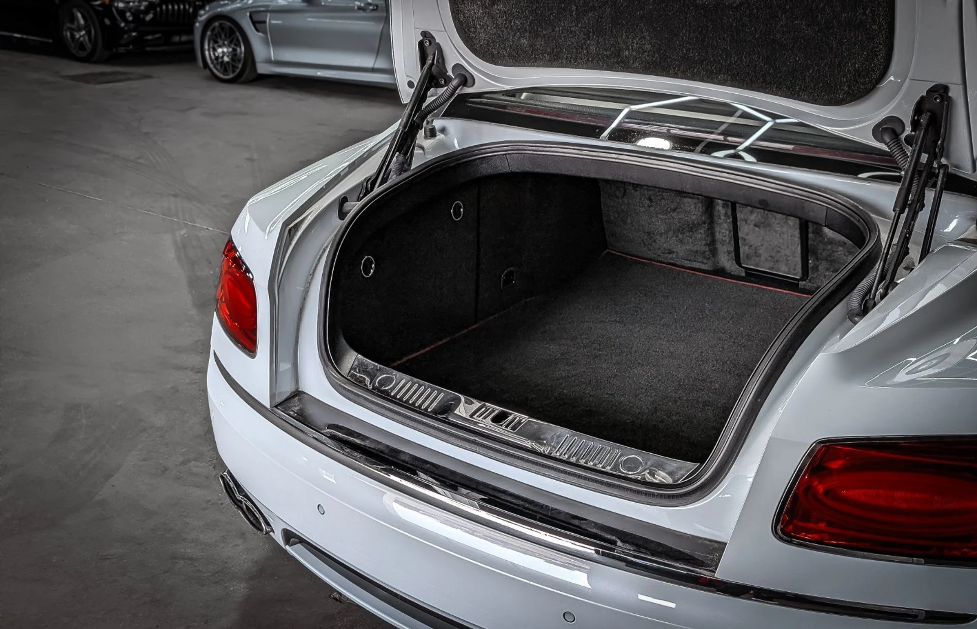mph013_2232759246_36587952_09766_2017_bentley_flying_spur_082_45e04104d4