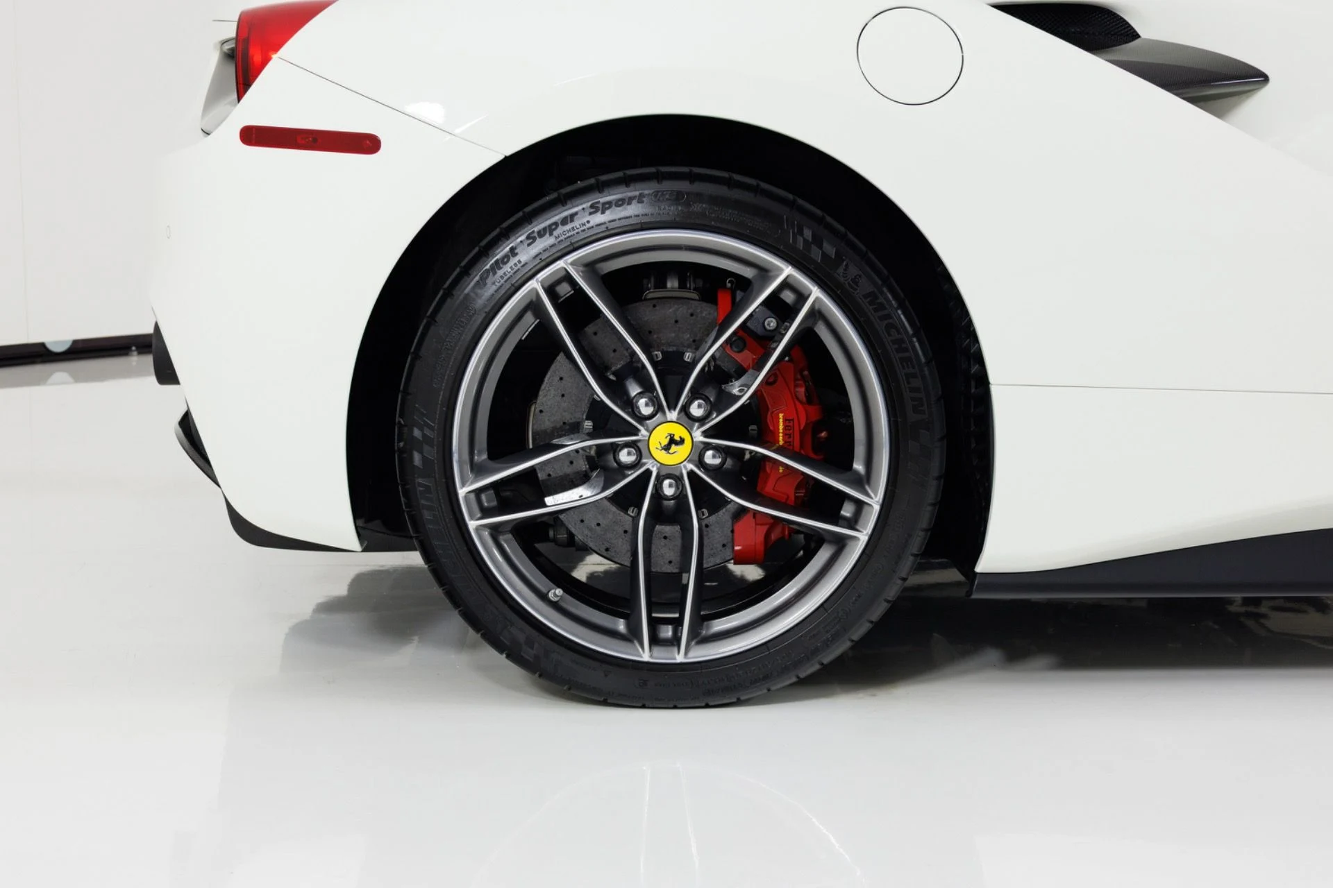 mph013_2233408380_Used_2017_Ferrari_488_Spider_1788388447_7cd803844d