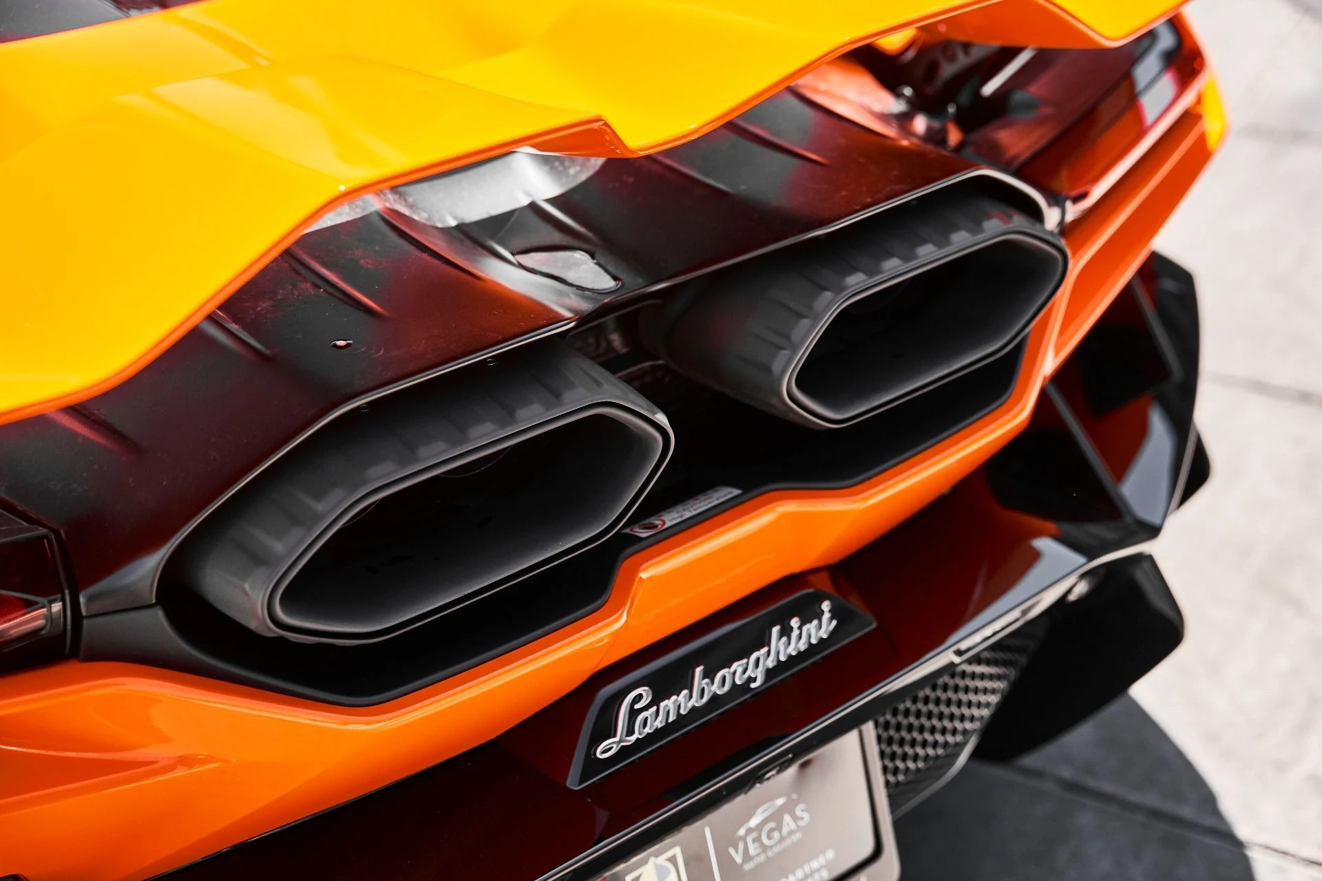 mph013_2247130346_Used_2024_Lamborghini_Revuelto_Base_1777394267_ec4ac460b9