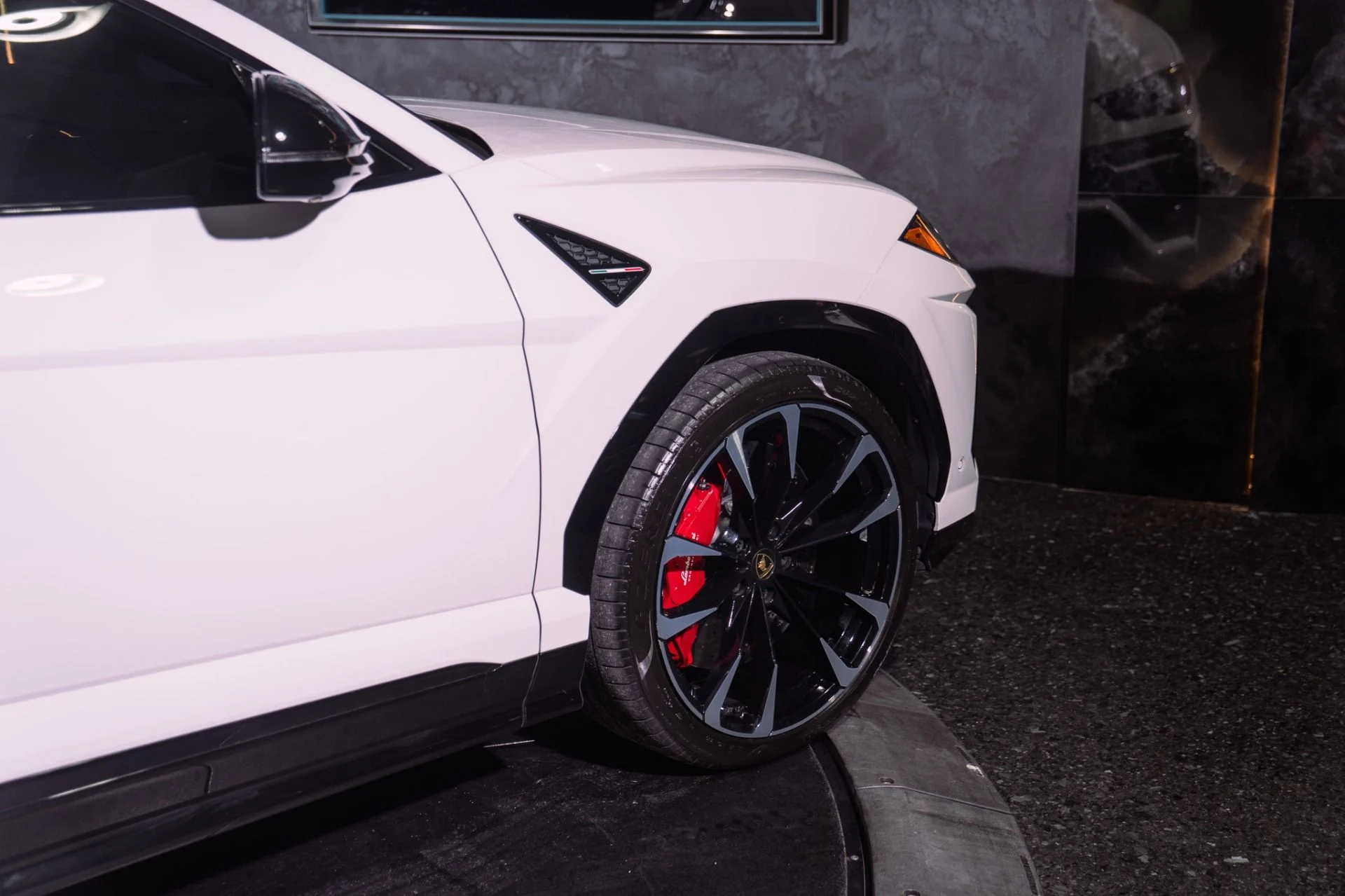 mph013_2275123943_Used_2022_Lamborghini_Urus_Full_Carbon_Interior_Package_1792255478_295cf8d82a