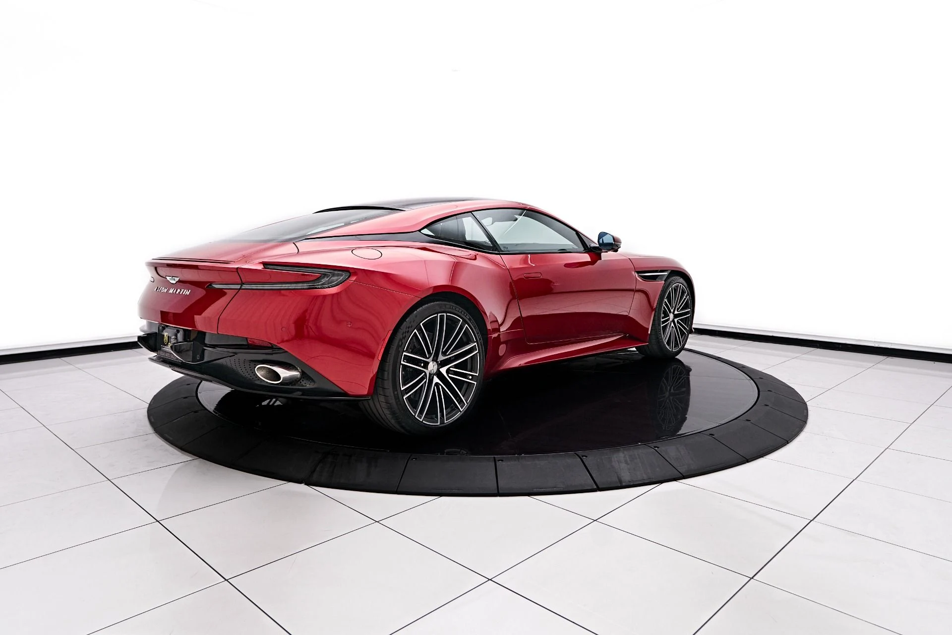 mph013_2284446564_Used_2024_Aston_Martin_DB_12_1756329442_ded300810b