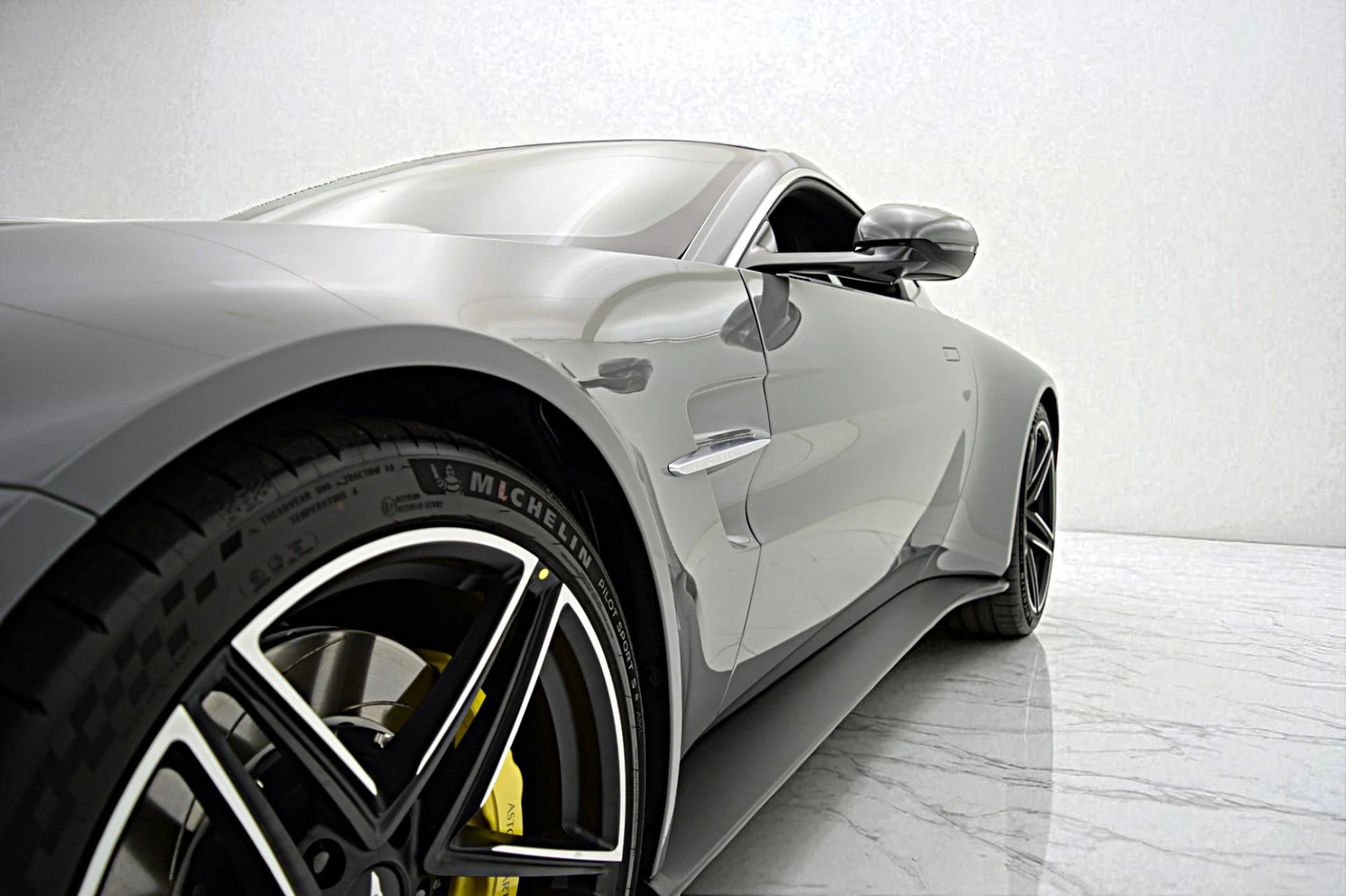 mph013_2289640376_New_2026_Aston_Martin_Vantage_Coupe_da2fea12e1